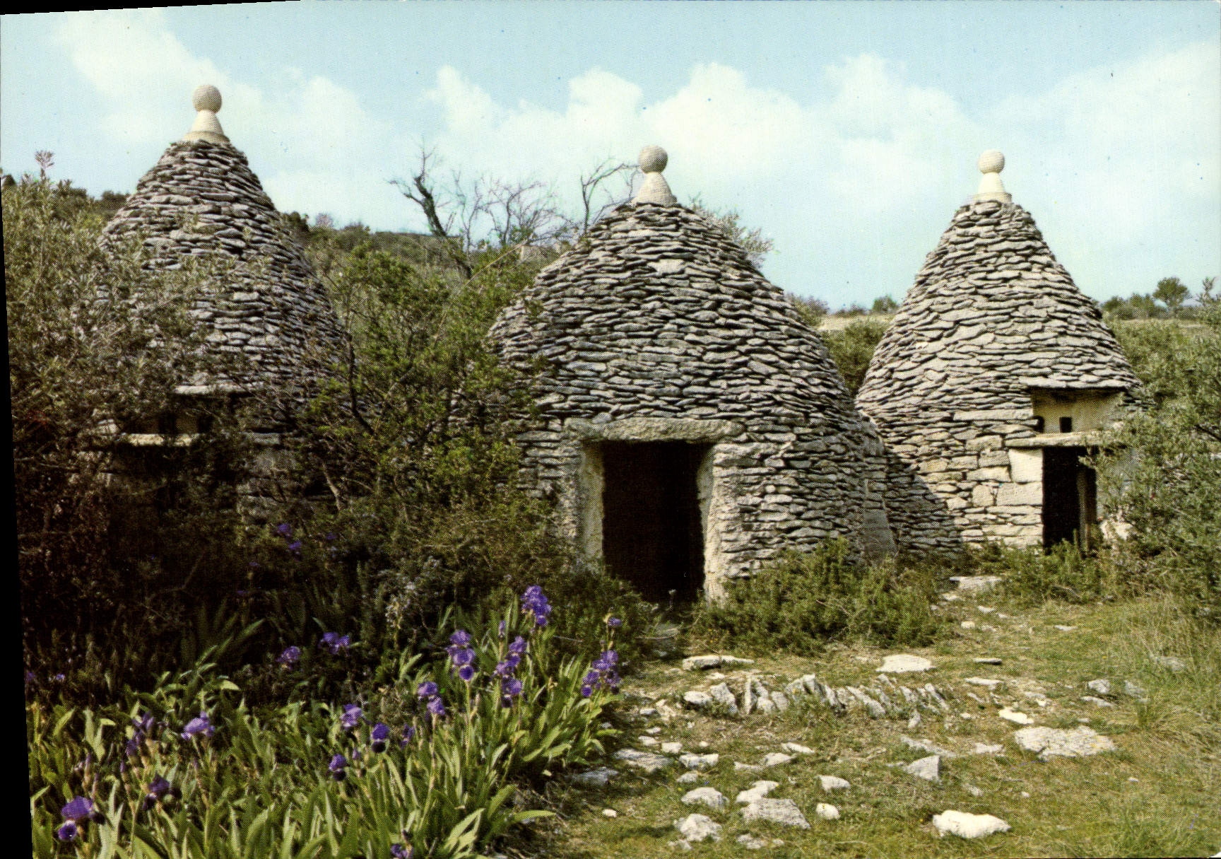 CPM Gordes Vaucluse Baries Les trois Soldats