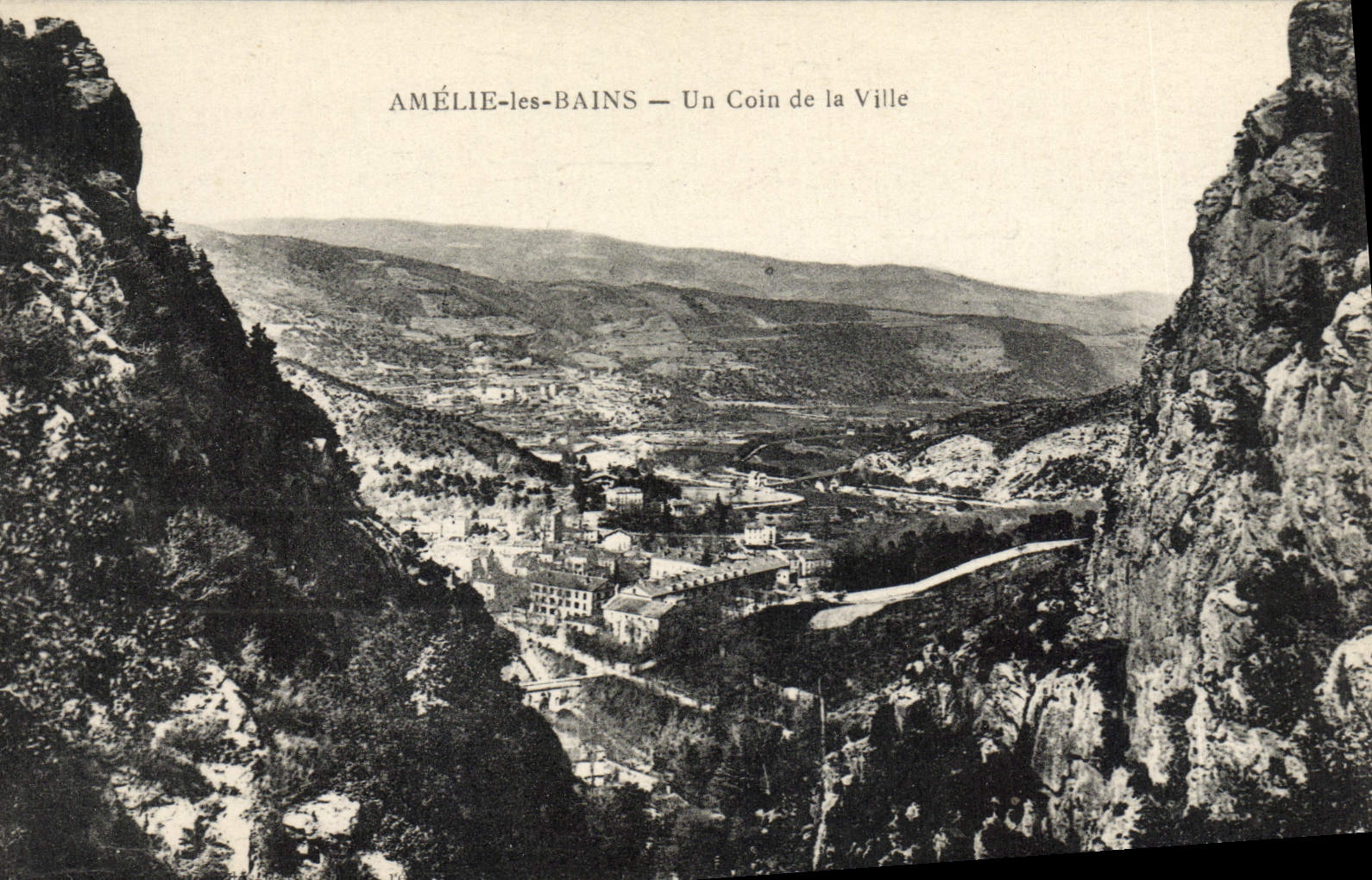 CPA Amelie les Bains Un Coin de la Ville 