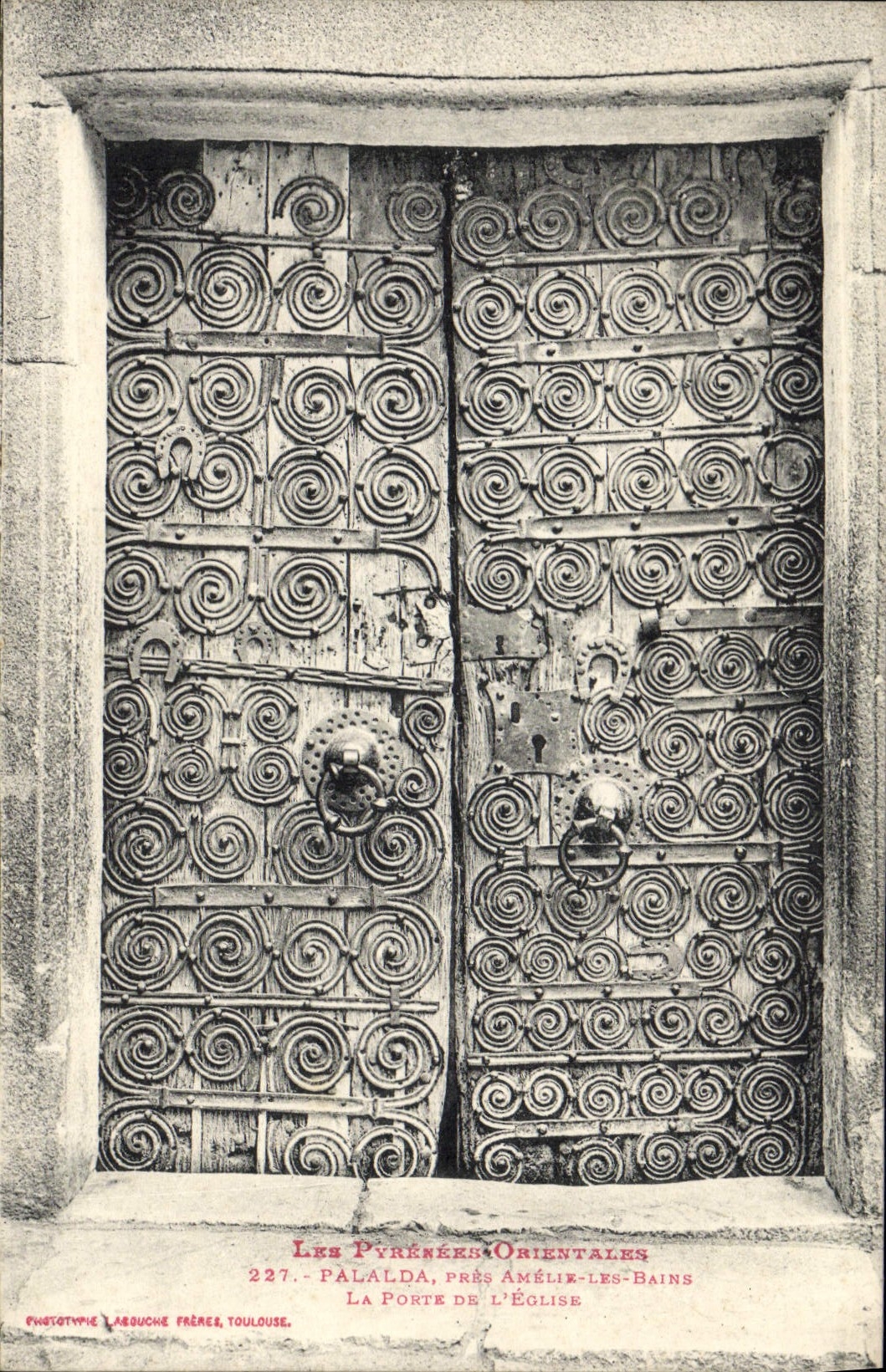 VINTAGE POSTCARD Palalda close Amelie les Bains the door of the church