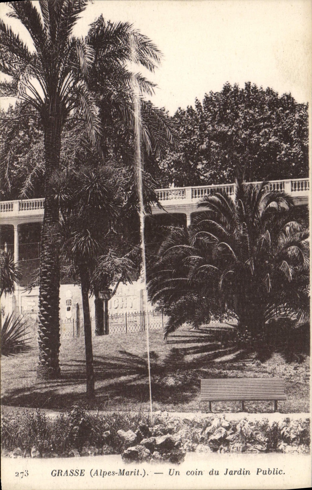 POSTAL de la VENDIMIA grasa una esquina del jardín público