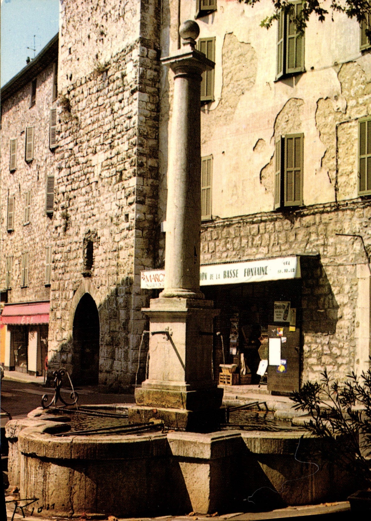 POSTAL MODERNA Vence bastante la fuente baja