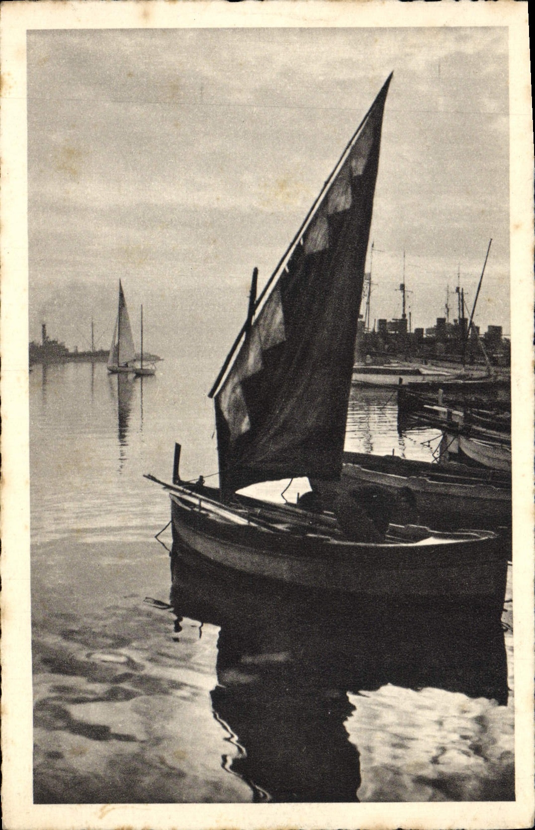 VINTAGE POSTCARD Boats of Sinners to the Wearing of Cannes Boat