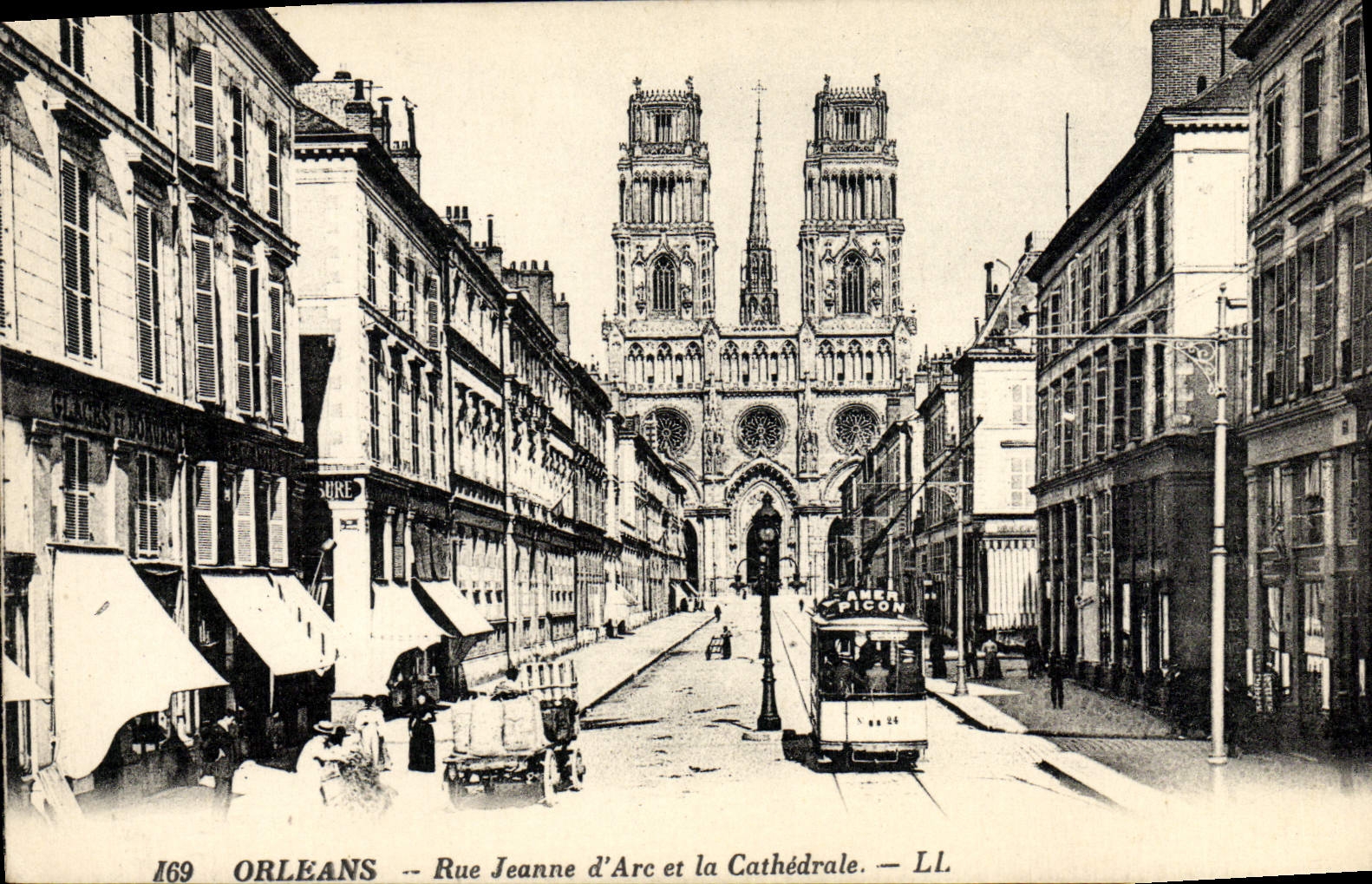 CPA Orleans Rue Jeanne d'Arc et la Cathedrale Tramway