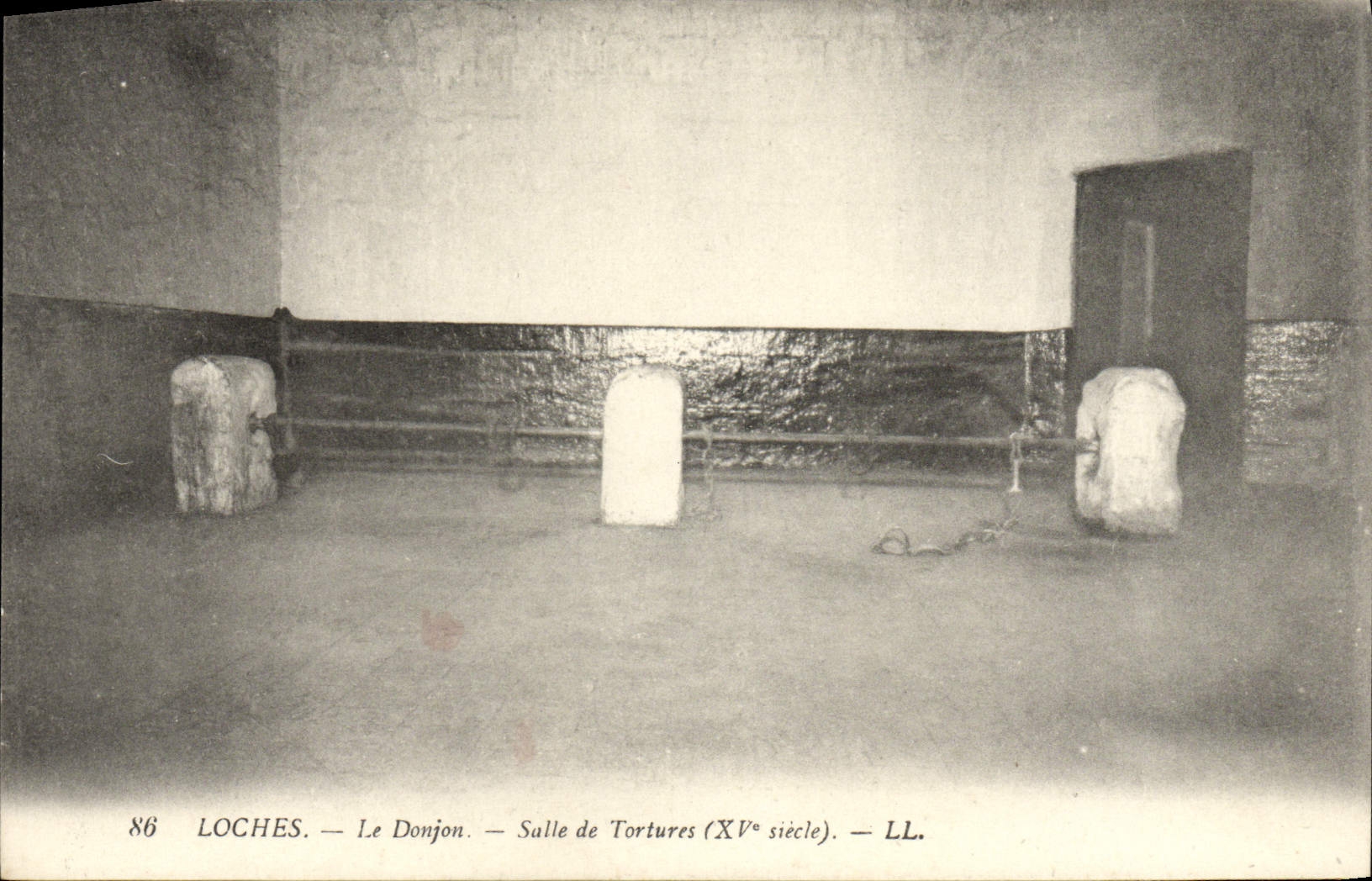 VINTAGE POSTCARD Loaches the Keep Sulle de Tortures