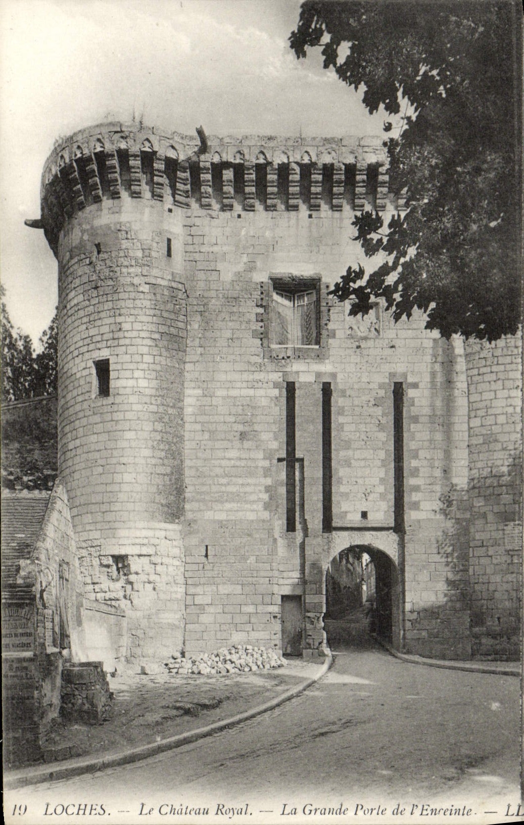 CPA Loches Le Chateau Royal La grande porte de l'enceinte