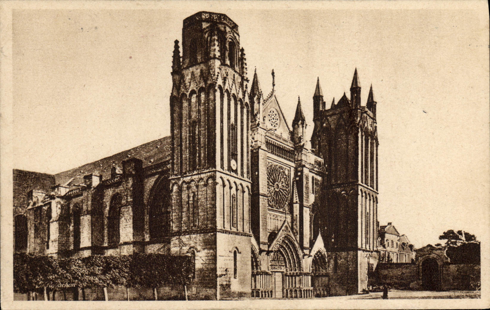 CPA Poitiers La cathedrale St Pierre et l'ancien eveche