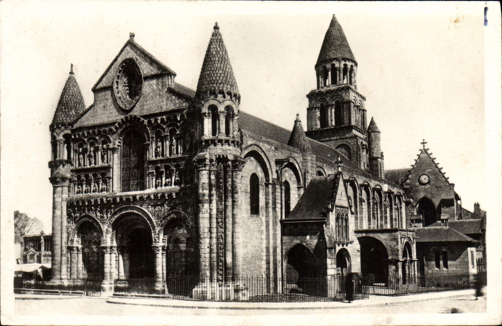 CPA Poitiers Eglise Notre Dame La Grande Facades Ouest et Sud