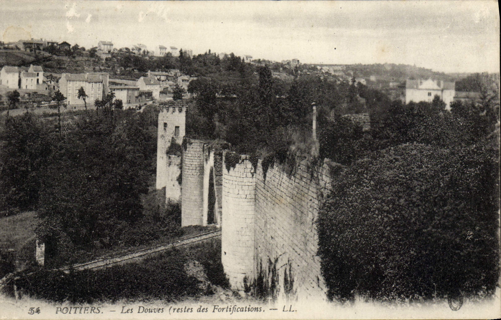 CPA Poitiers Les Douves Restes des fortifications