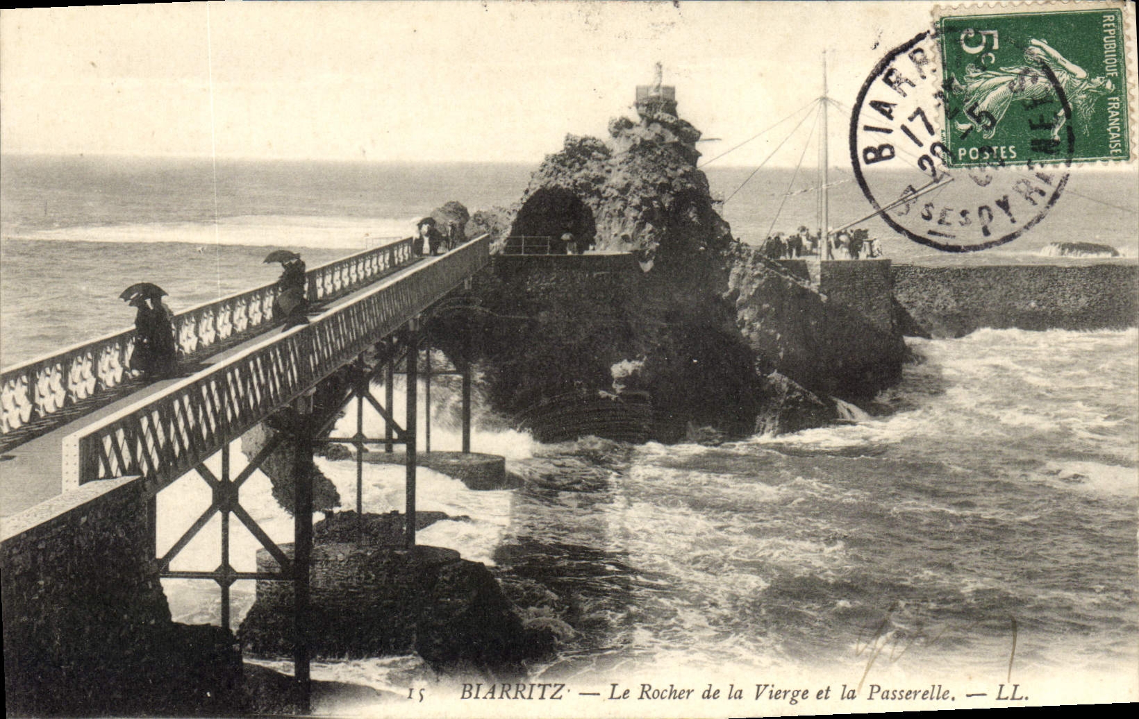 CPA Biarritz Le Rocher De La Vierge Et La Passerelle