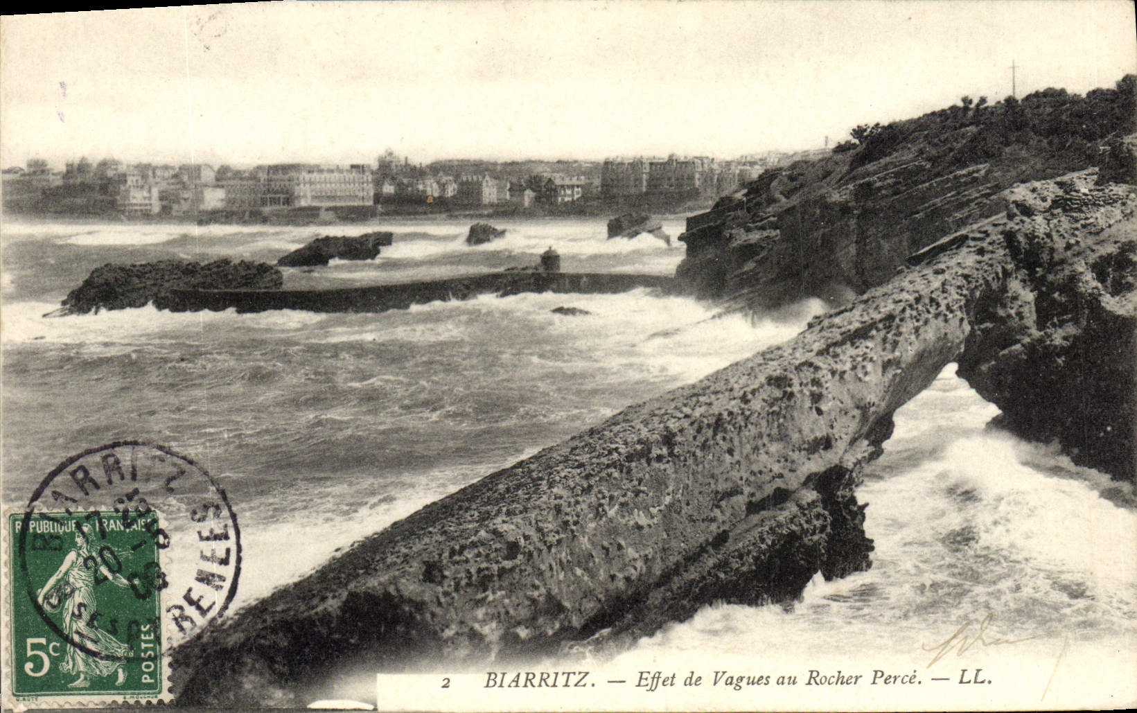 VINTAGE POSTCARD Biarritz Effet De Vagyes With the Rock Bores
