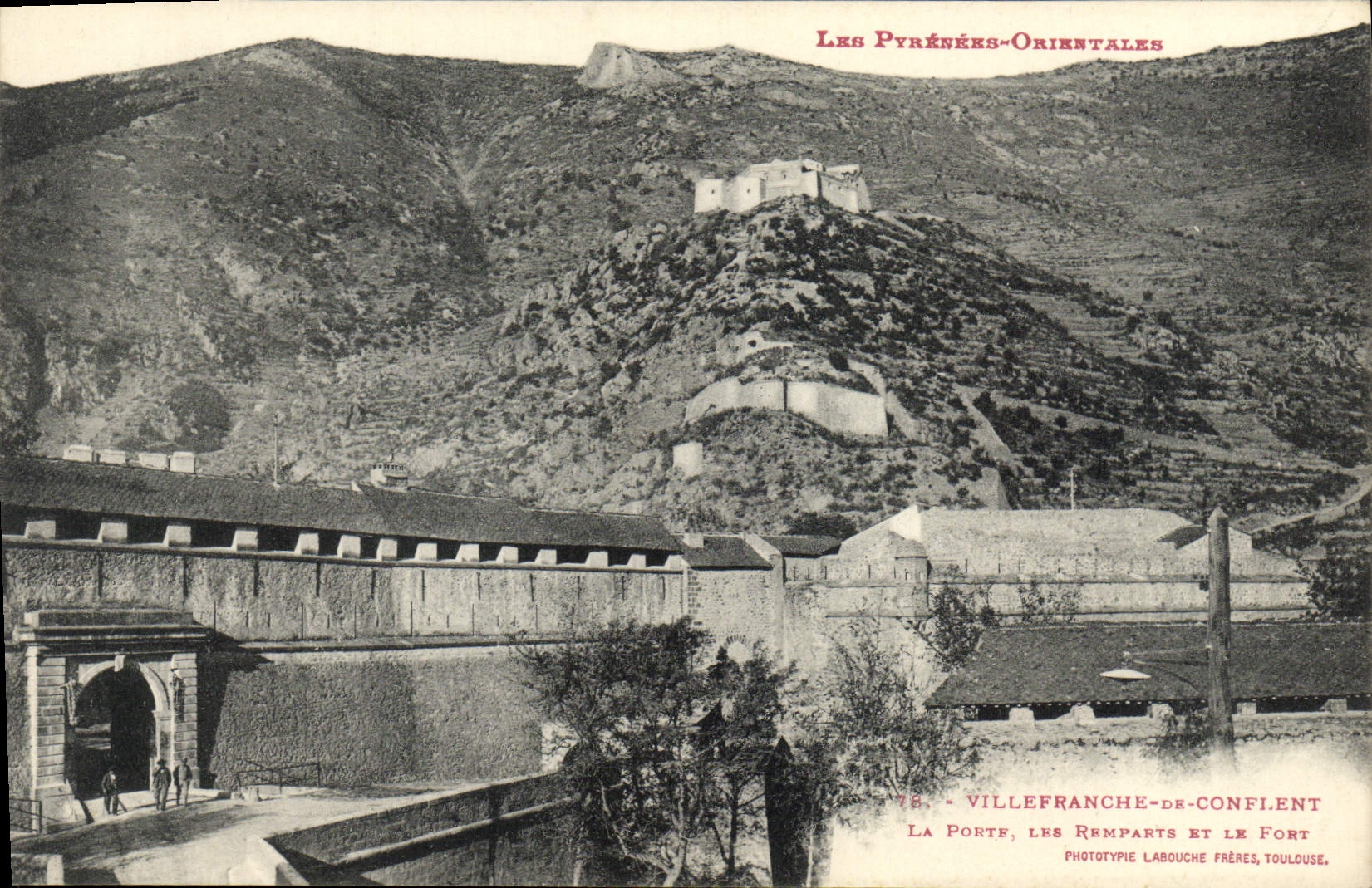 CPA Villefranche De Conflent La Porte Les Remparts et le fort 