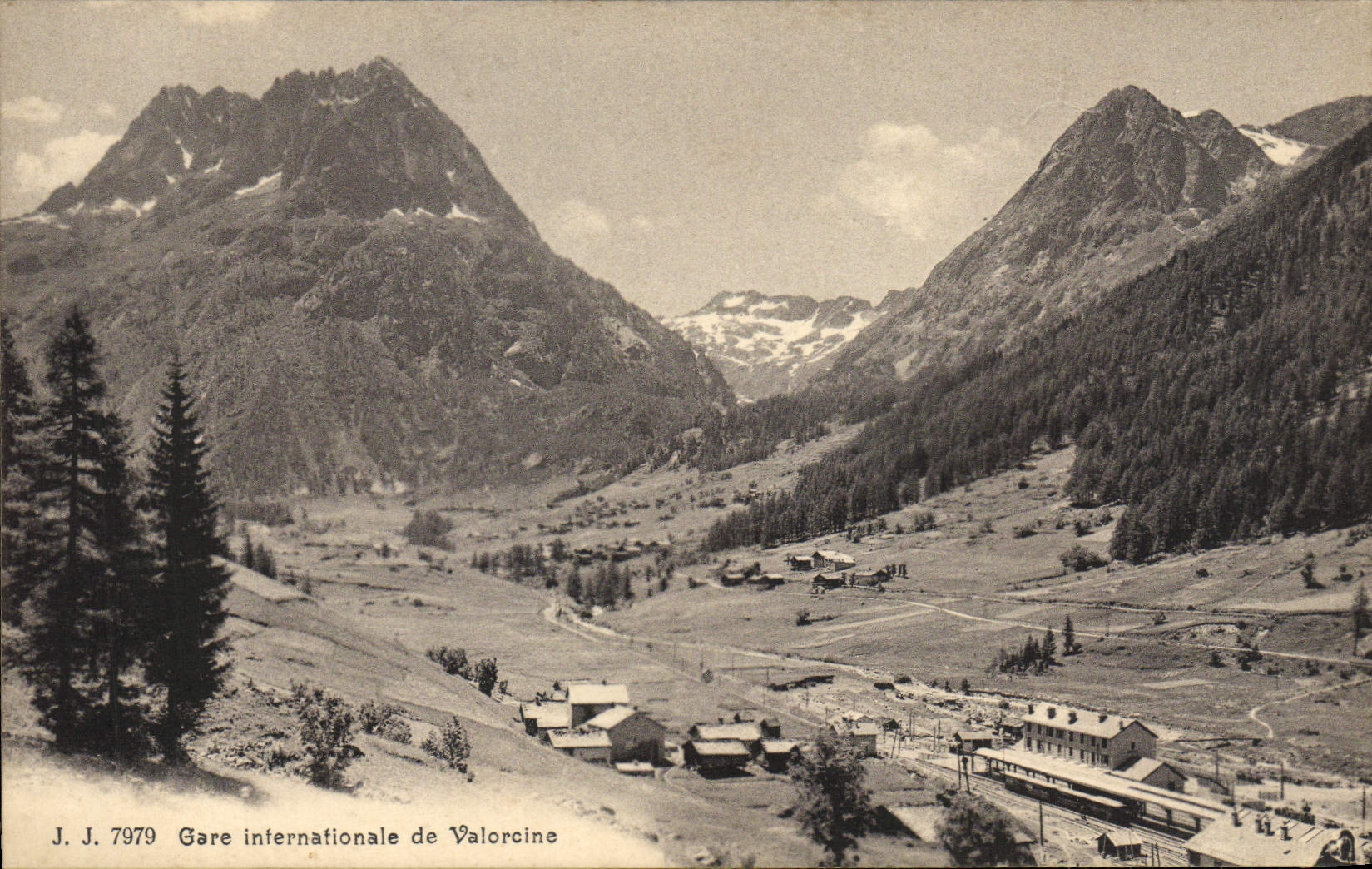 VINTAGE POSTCARD International Station De Valorcine Train
