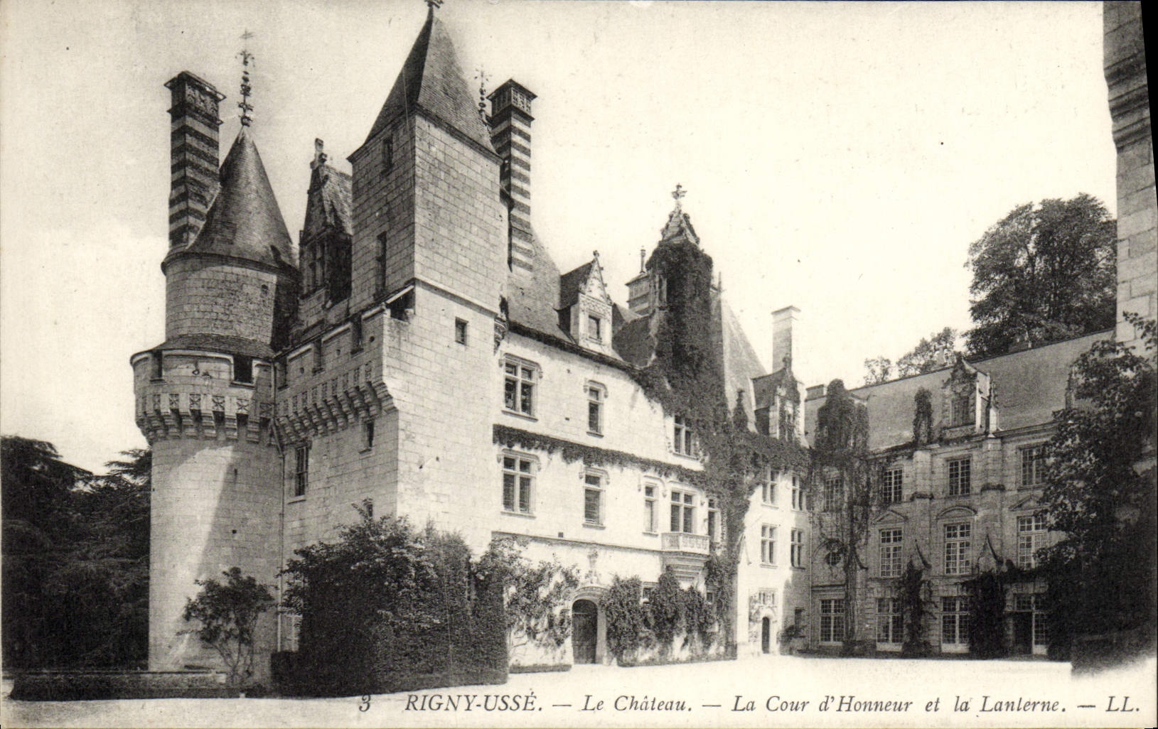 VINTAGE POSTCARD Rigny Worn the Castle main courtyard and the lantern