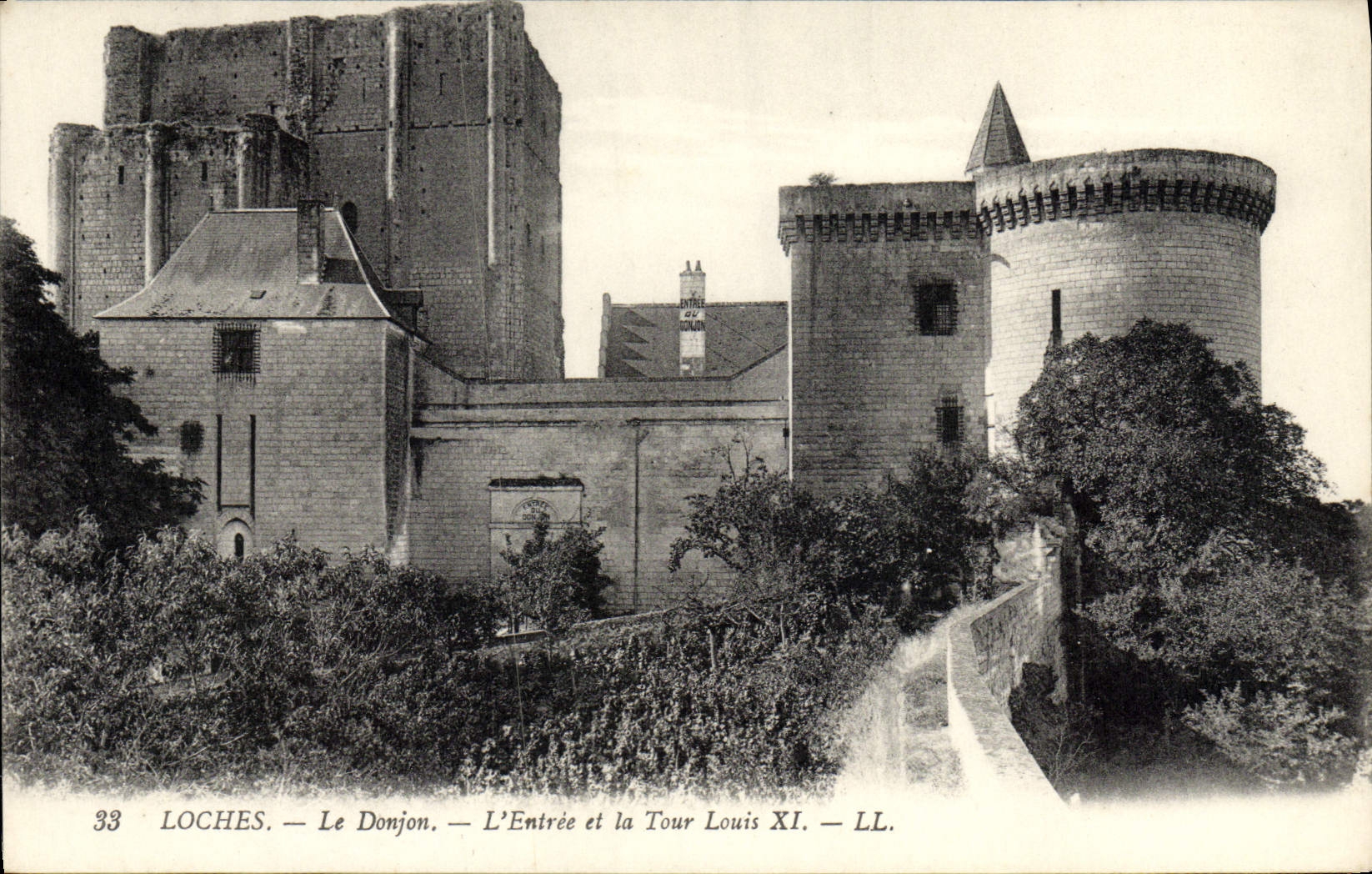 CPA Loches Le Donjon et la tour Louis XI