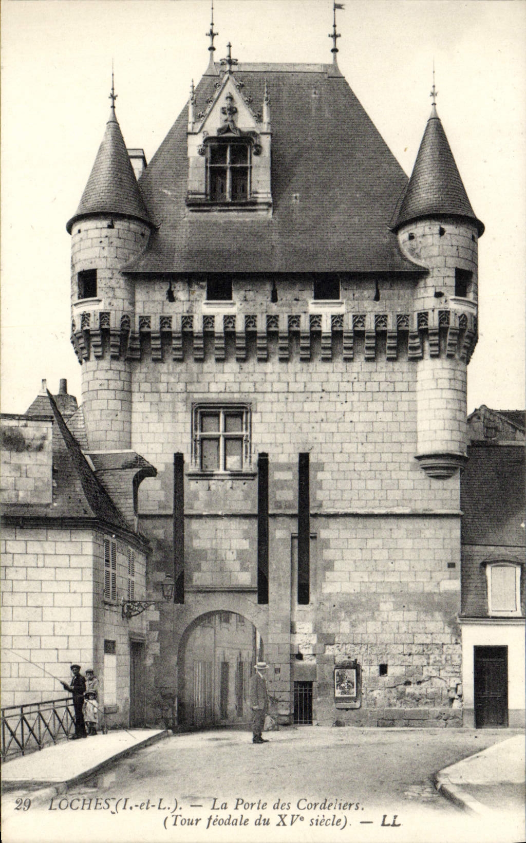 Loaches de la POSTAL de la VENDIMIA el castillo la puerta de la torre feudal de Cordeliers