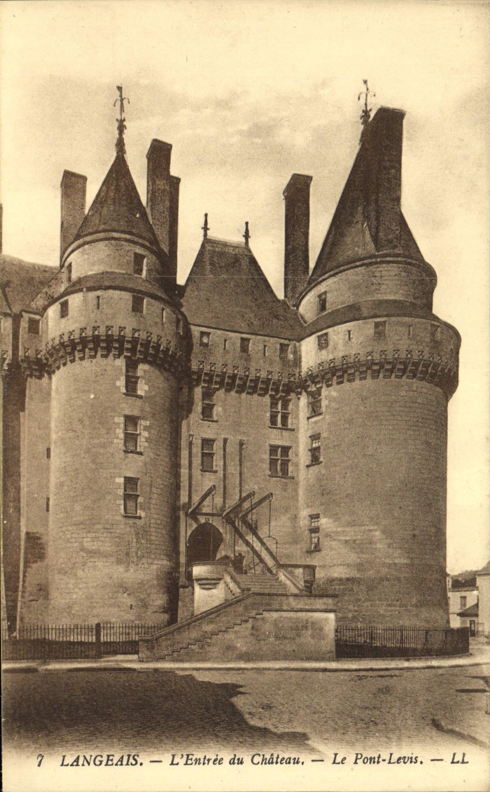 VINTAGE POSTCARD Langeais the Entry Of the Castle the Levis Bridge