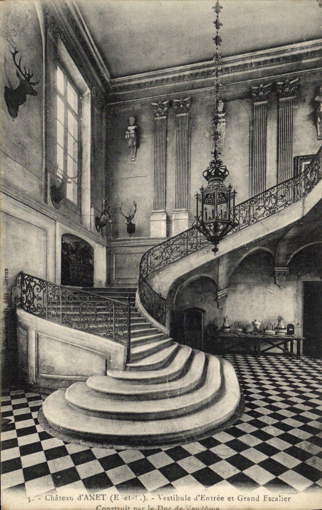 Castillo de la POSTAL de la VENDIMIA de Anet Pasillo de la entrada y duque grande de la escalera de Vendome