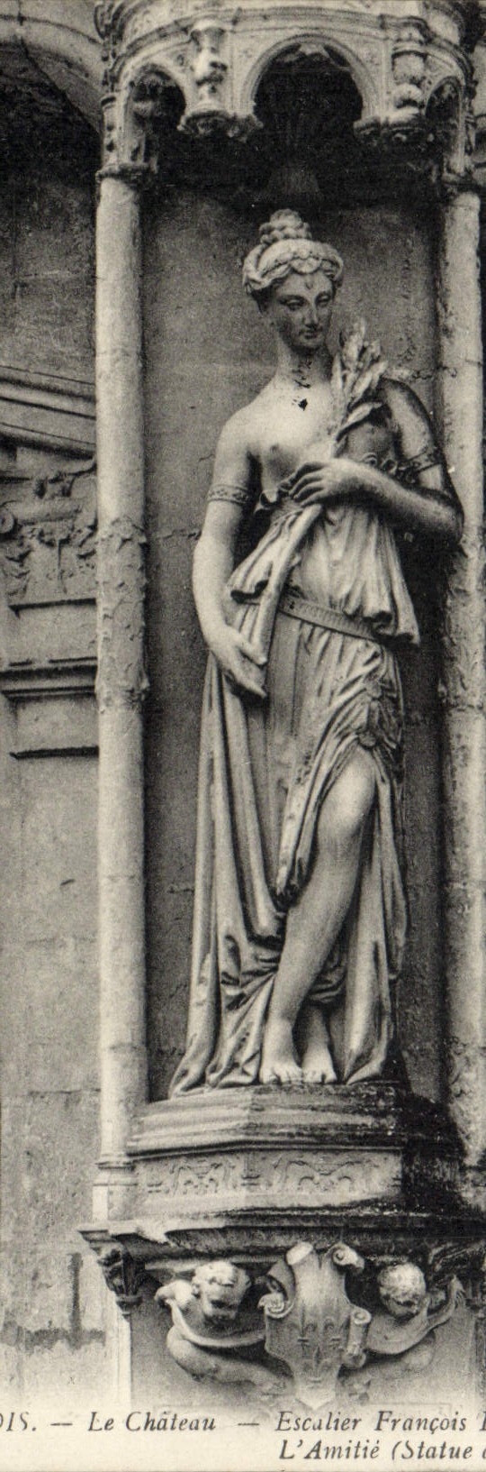 CPA Blois Le Chateau Escalier Francois L'1er Annitie Statue de Gonjon