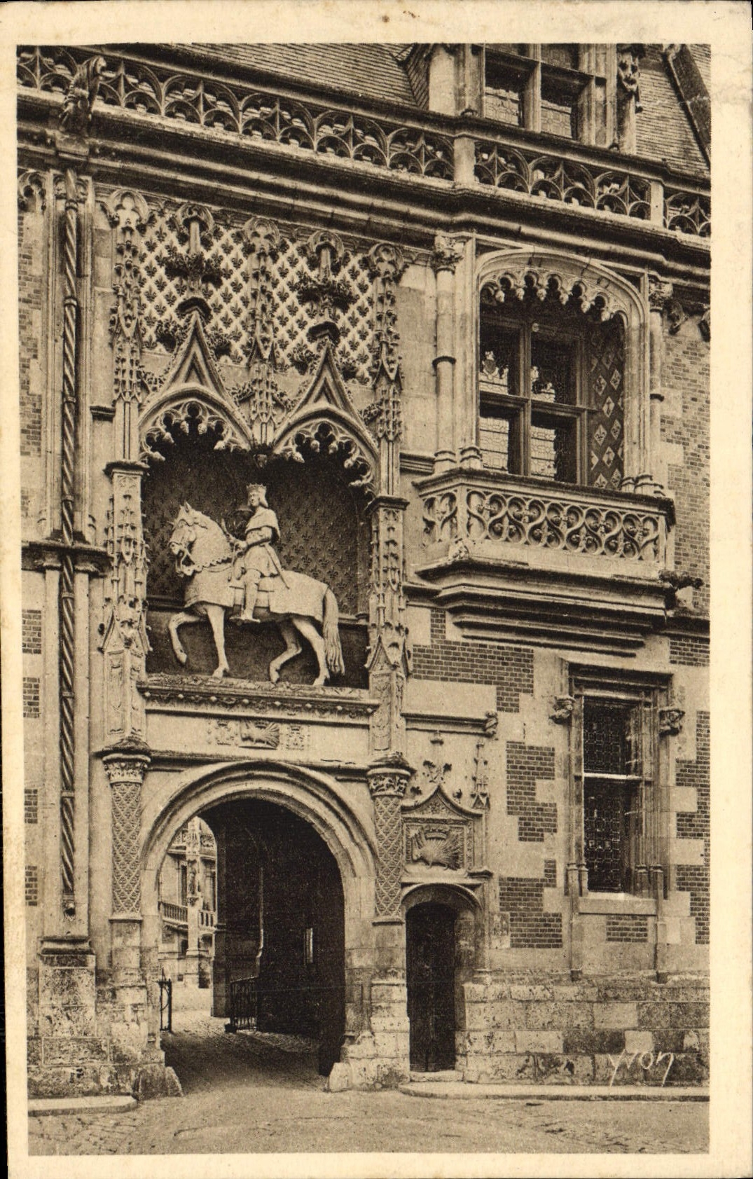 CPA La Douce France Chateaux De La loire Chateau De Blois Aile Louis XII Le portail