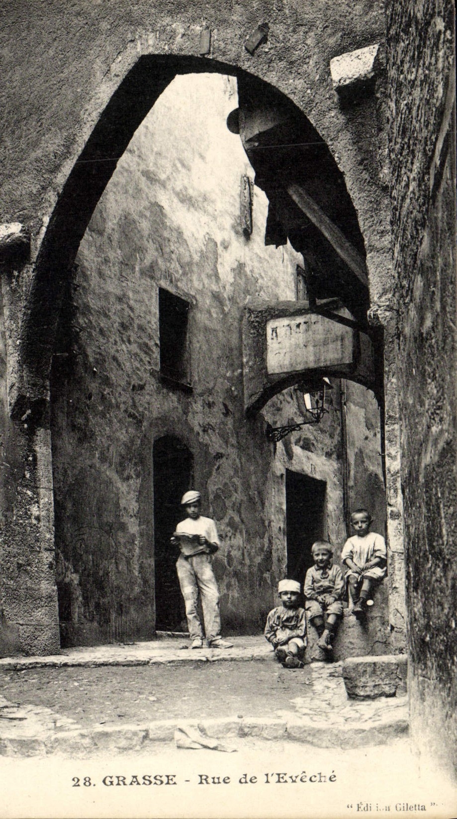 CPA Grasse Rue De I'Eveche Enfants