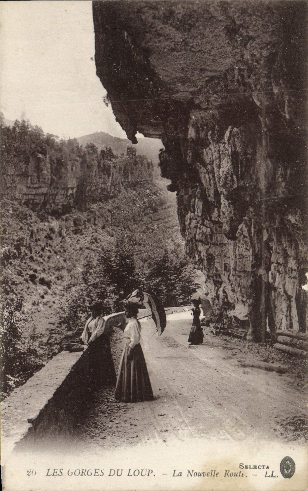 VINTAGE POSTCARD Falls Of the Wolf the New Road Women Sunshade