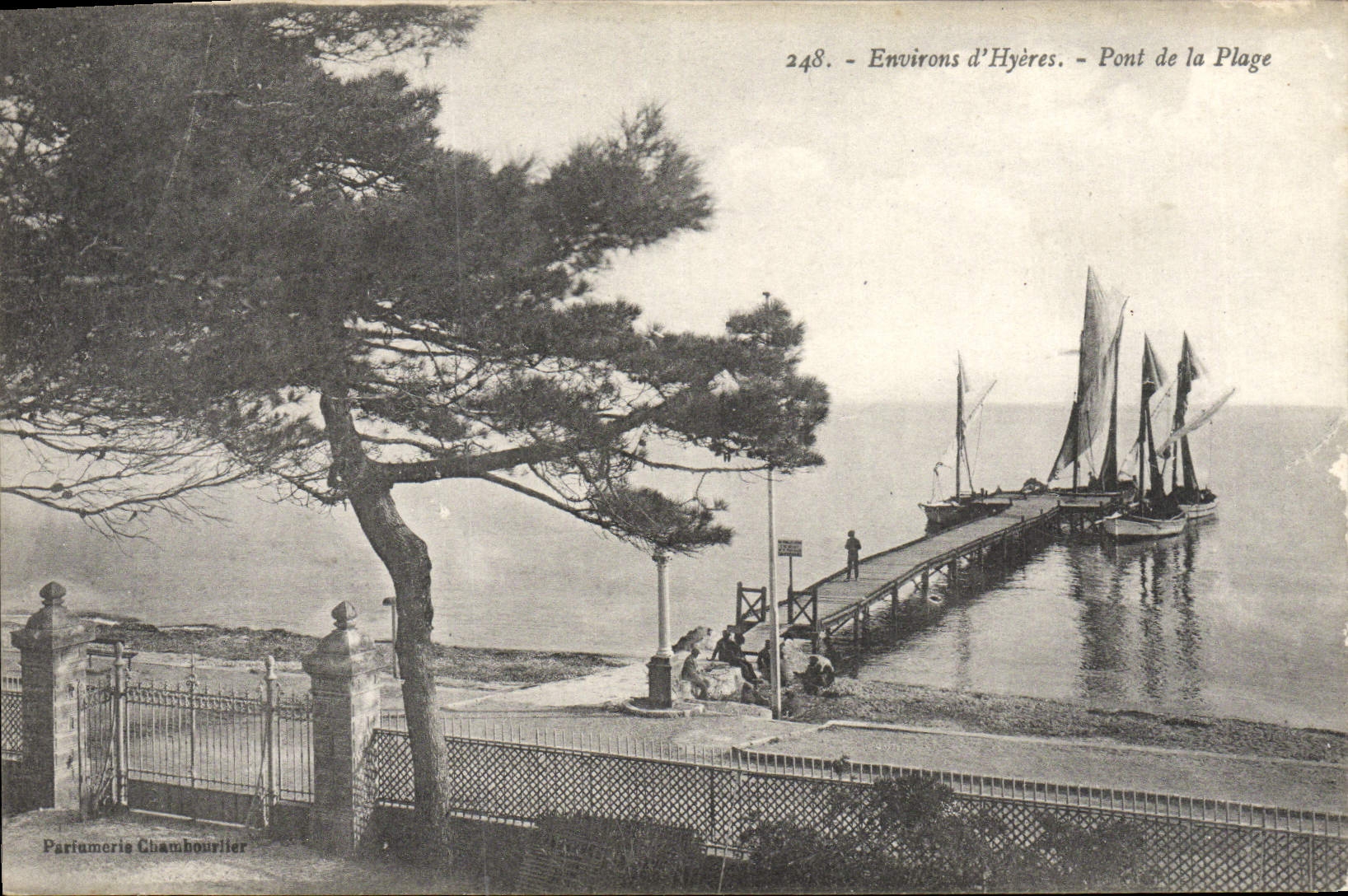 CPA Environs D'Hyeres Pont De La Plage Bateaux