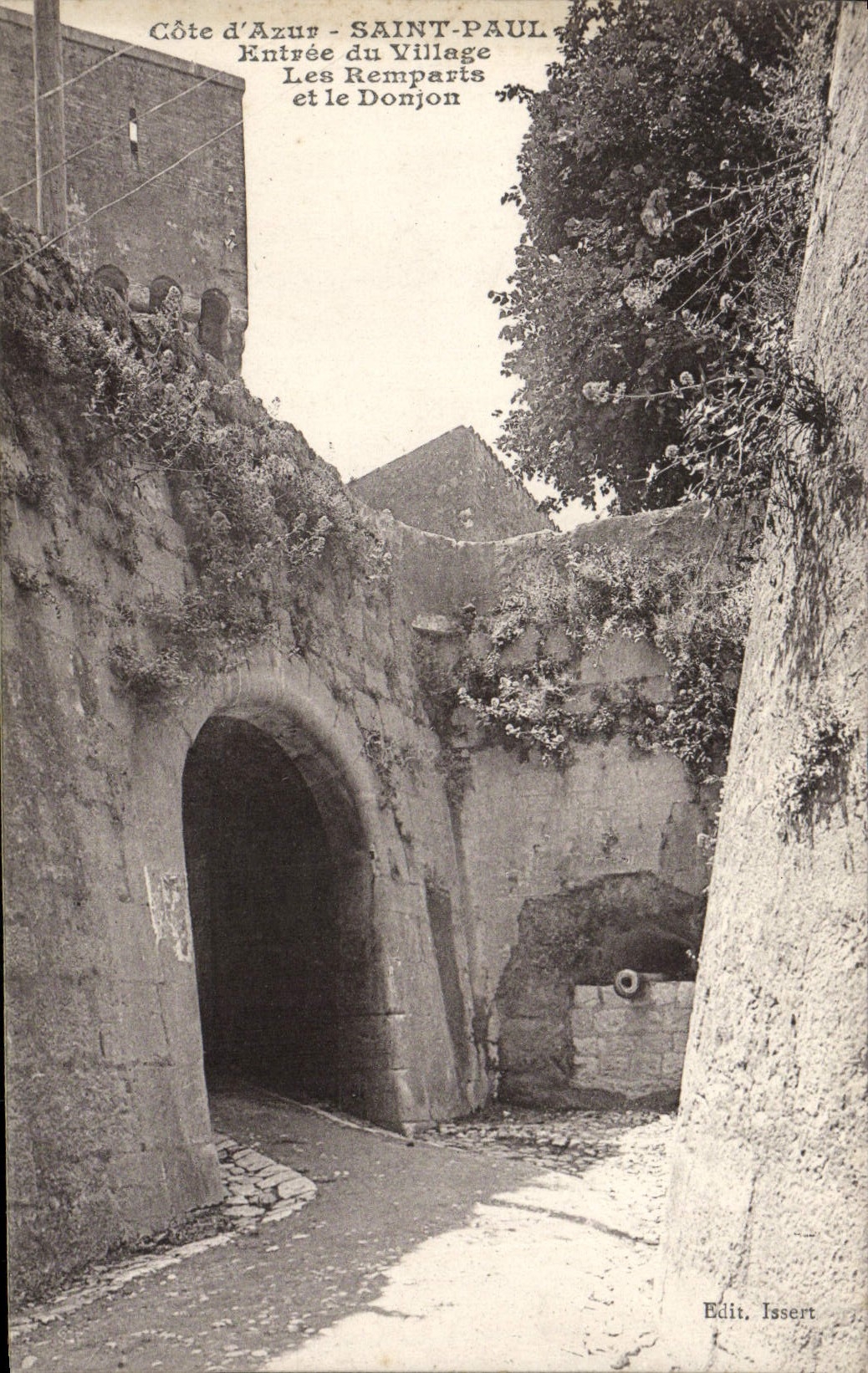 CPA Saint Paul Entree Du Village Les remparts et le donjon