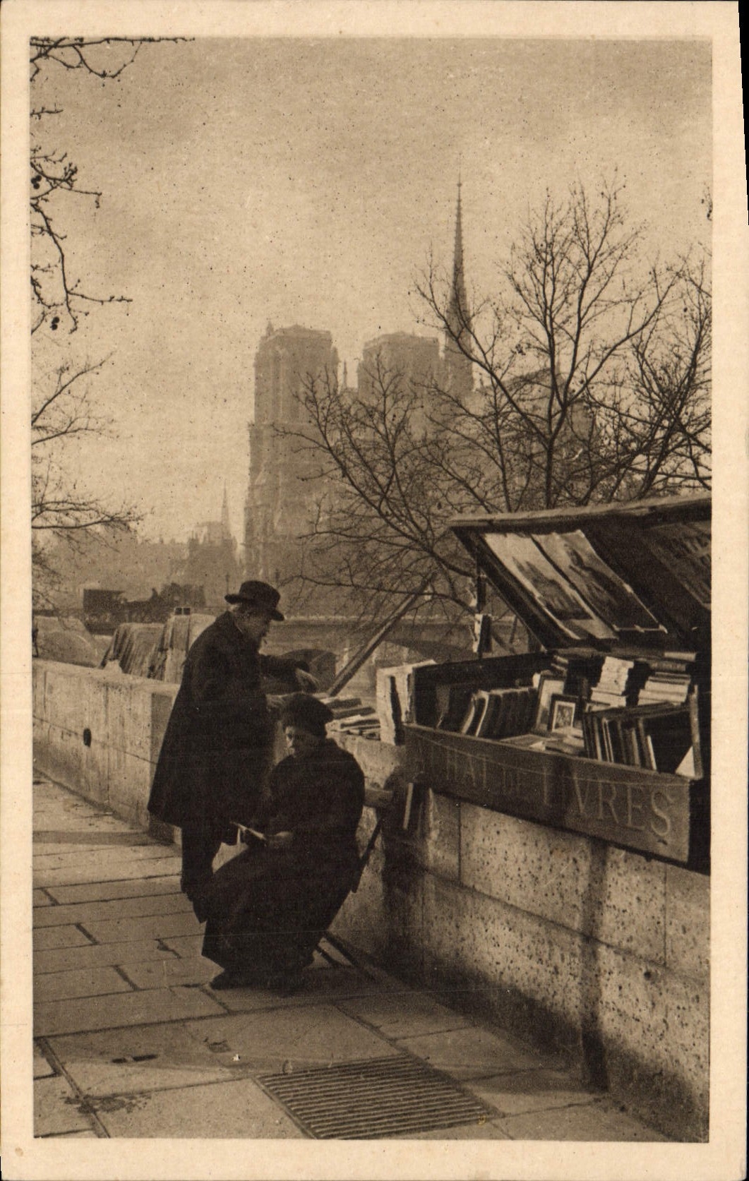 VINTAGE POSTCARD Paris Secondhand bookseller And Notre Dame