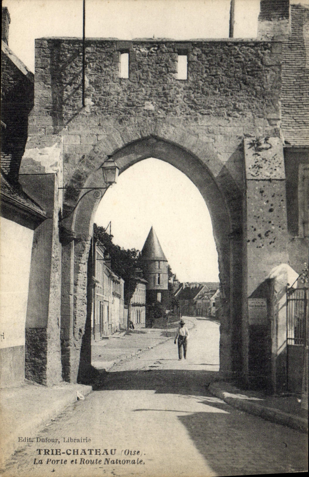 CPA Trie Chateau La porte et route nationale