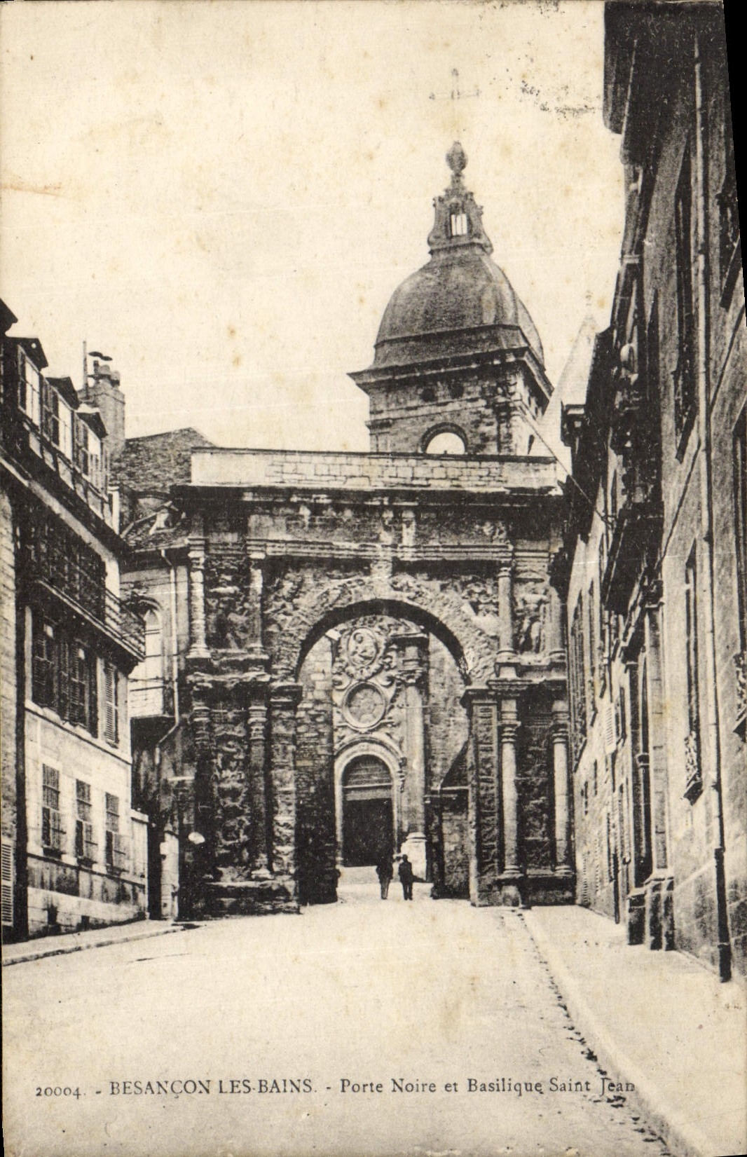Puerta y basílica negras Jean de Besanzón de la POSTAL de la VENDIMIA les Bains Saint