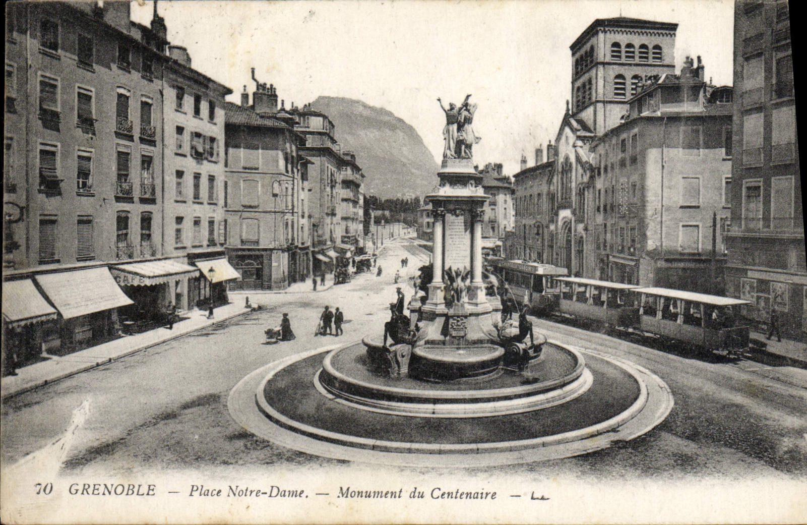La POSTAL Grenoble de la VENDIMIA coloca el monumento de Notre Dame de la tranvía centenaria