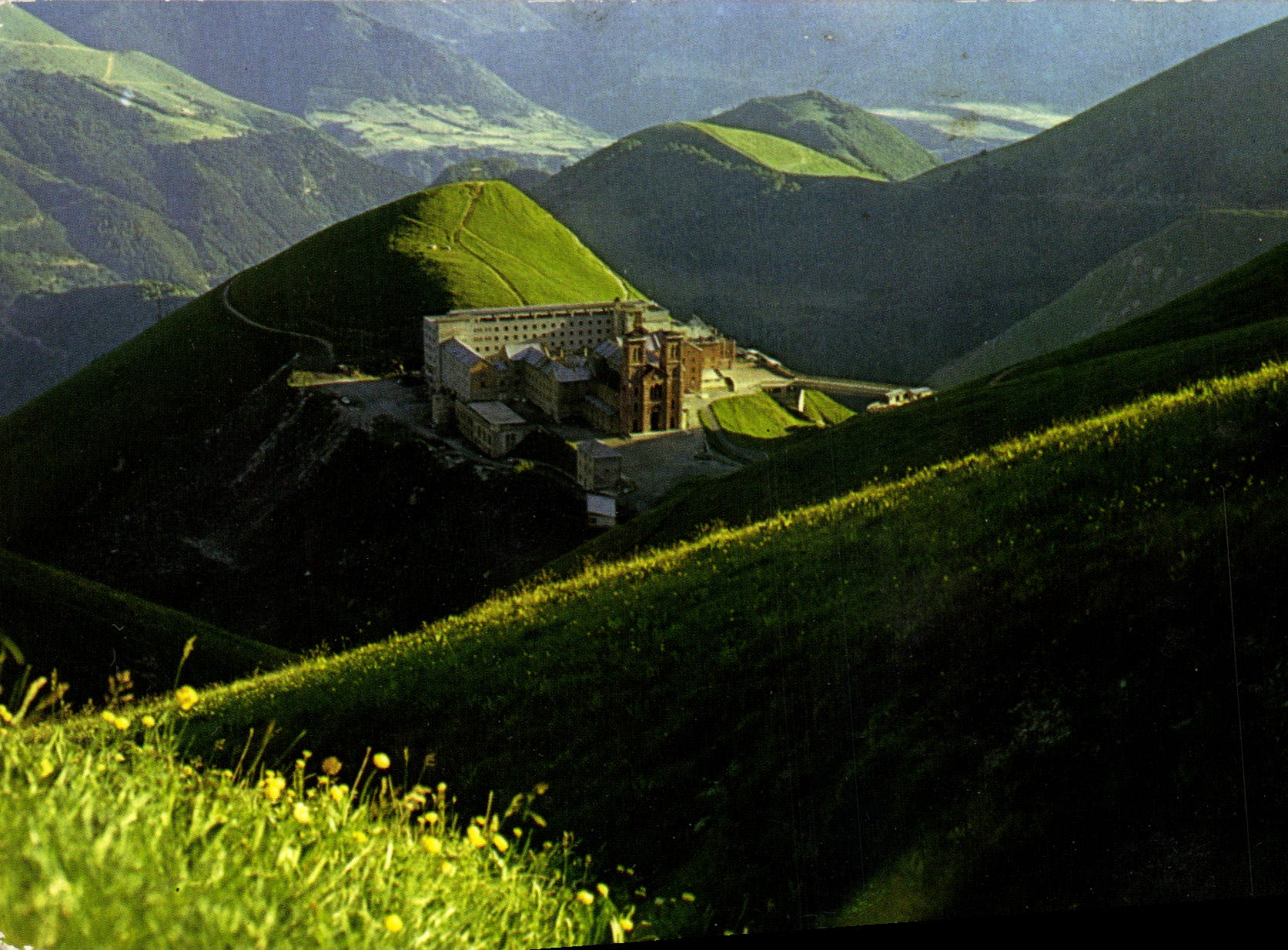 CPM Sanctuaire Notre Dame de la Salette Le sanctuaire vu de Chamoux Planeau et le Col de Pres Sales