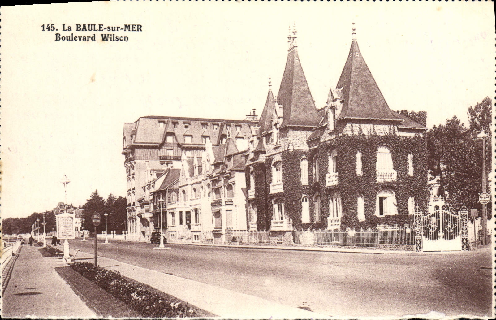 VINTAGE POSTCARD La Baule on Sea Wilson Boulevard