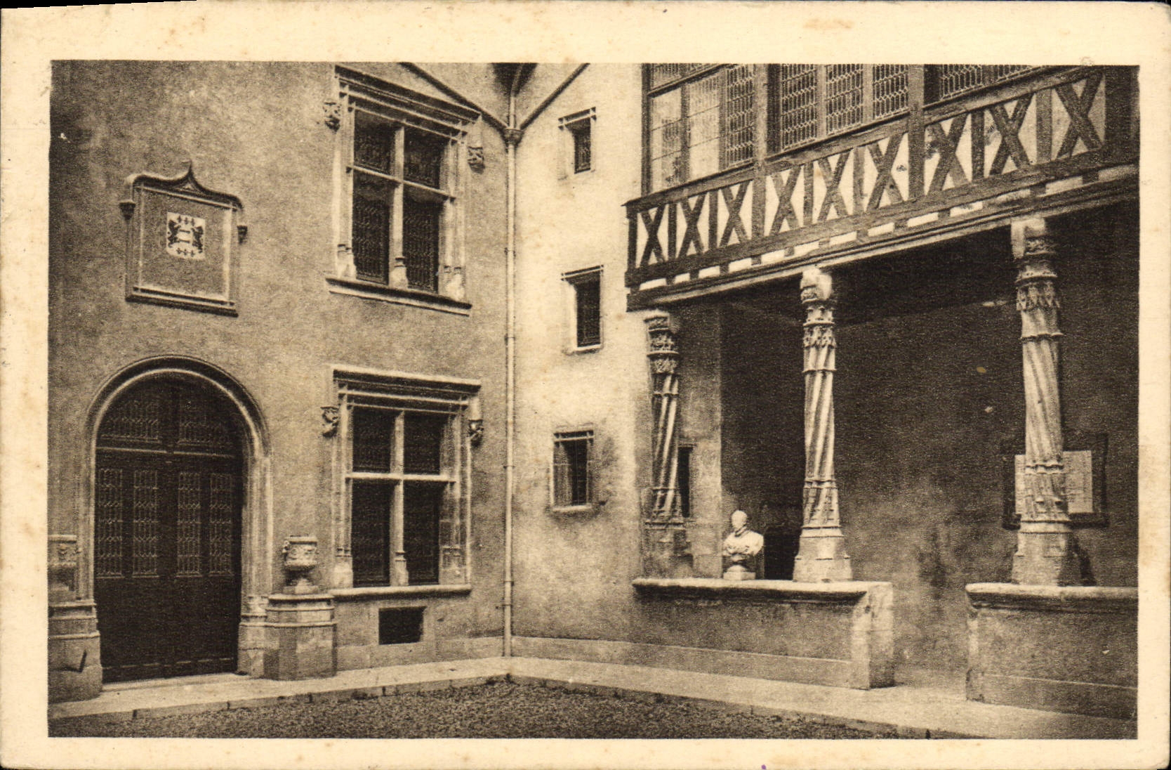 CPA Poitiers Hotel Fume Faculte des Lettres Interieur de la cour La galerie 