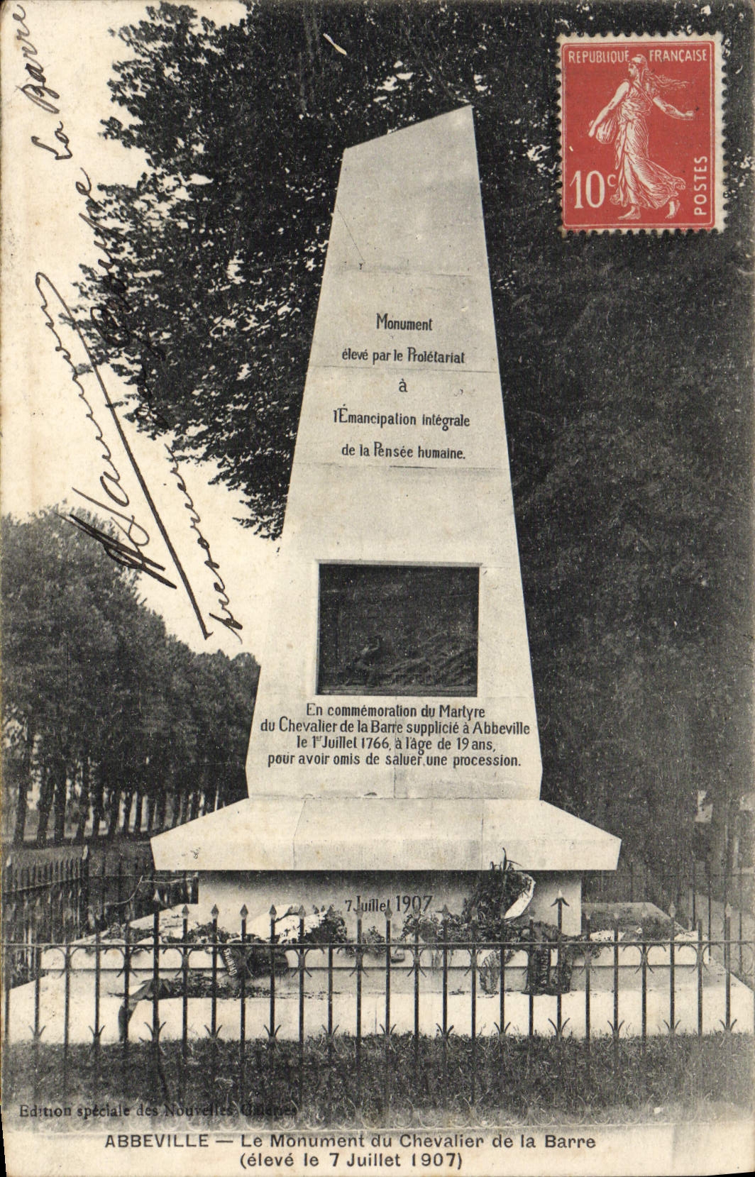 VINTAGE POSTCARD Abbeville the Monument of the Knight of the Bar