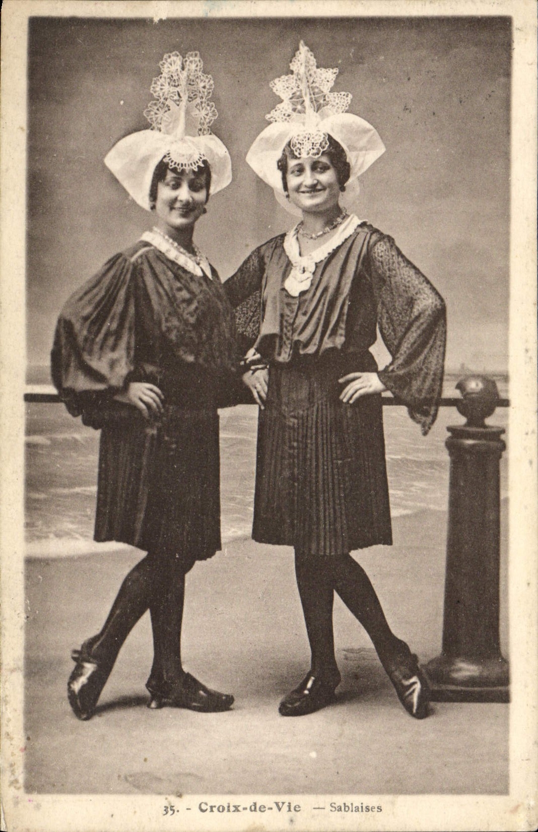 CPA Croix de Vie Sablaises Folklore