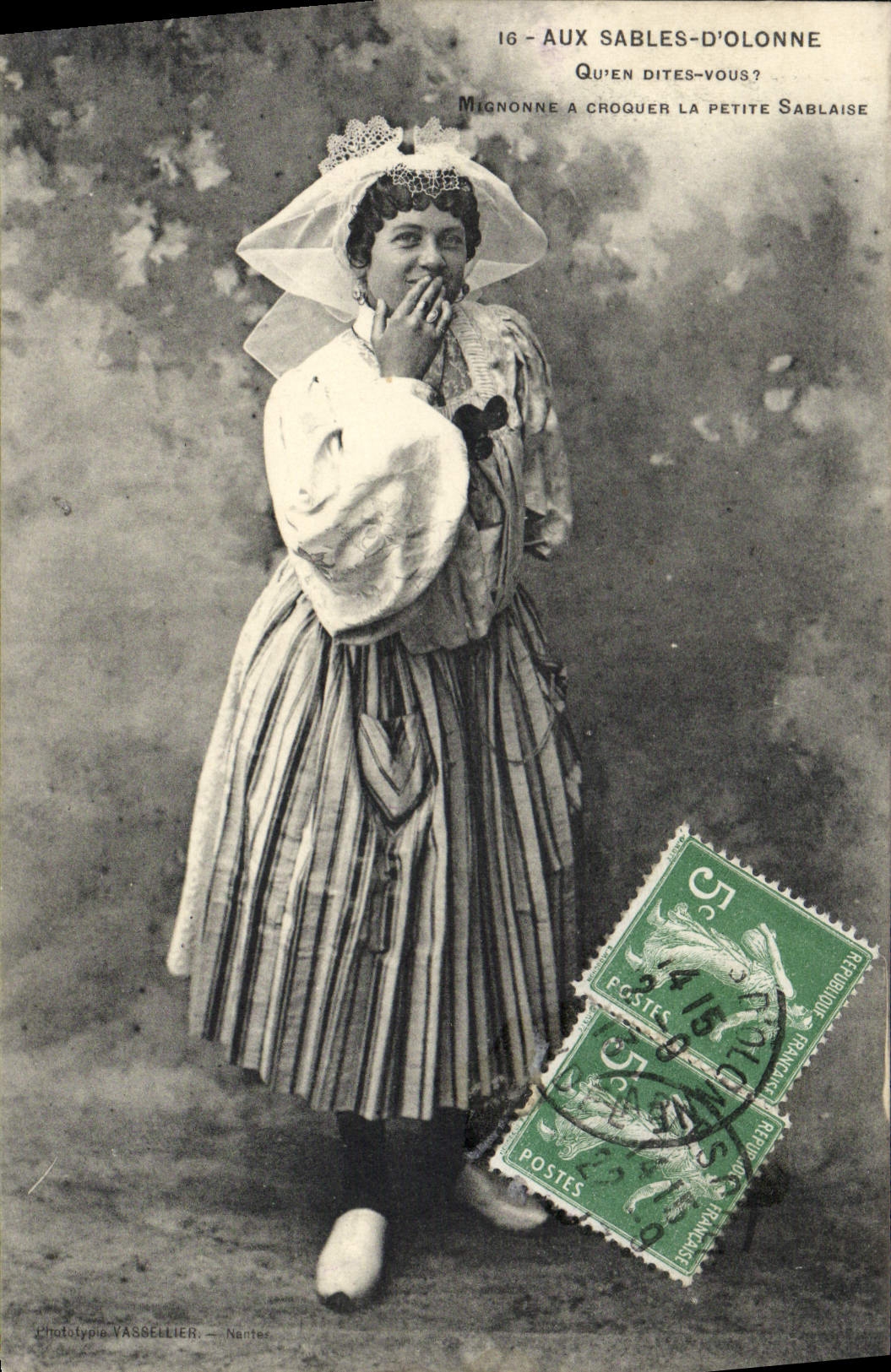 POSTAL de la VENDIMIA con Sables d'Olonne el folklore