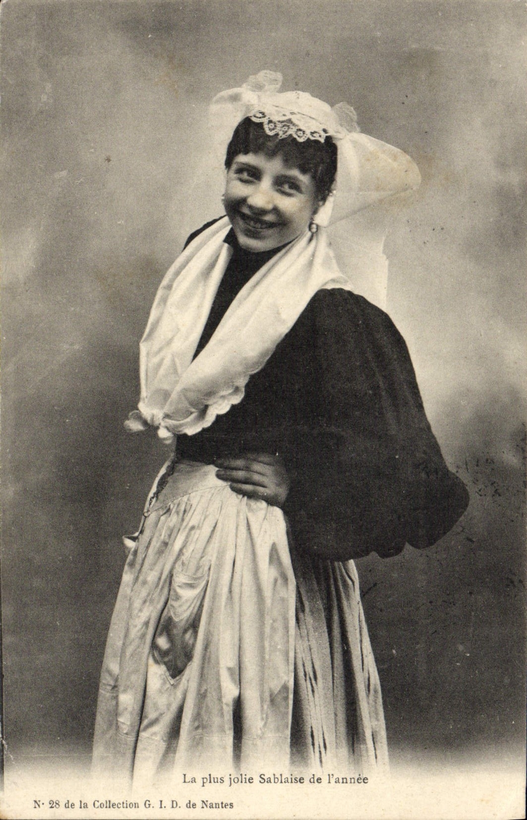 POSTAL de la VENDIMIA en Sables d'Olonne el Sablaise más bonito del folklore del año