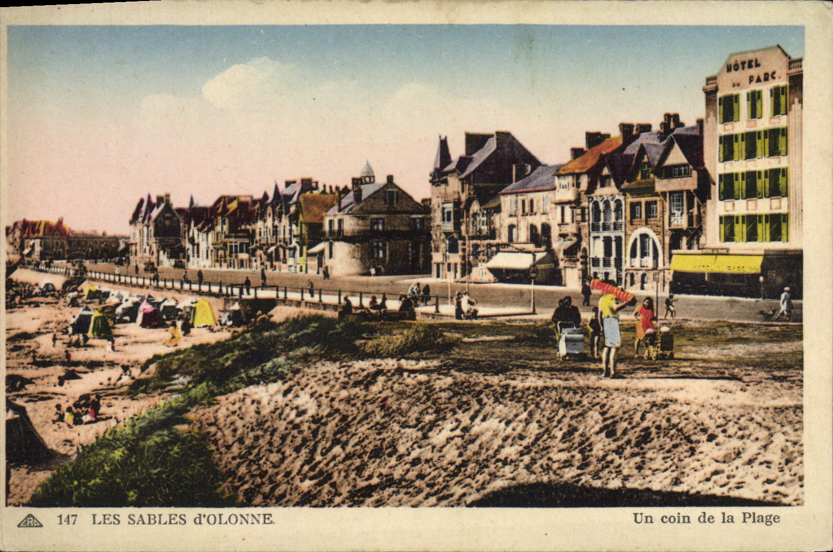 POSTAL de la VENDIMIA con Sables d'Olonne la esquina del hotel de la playa del parque