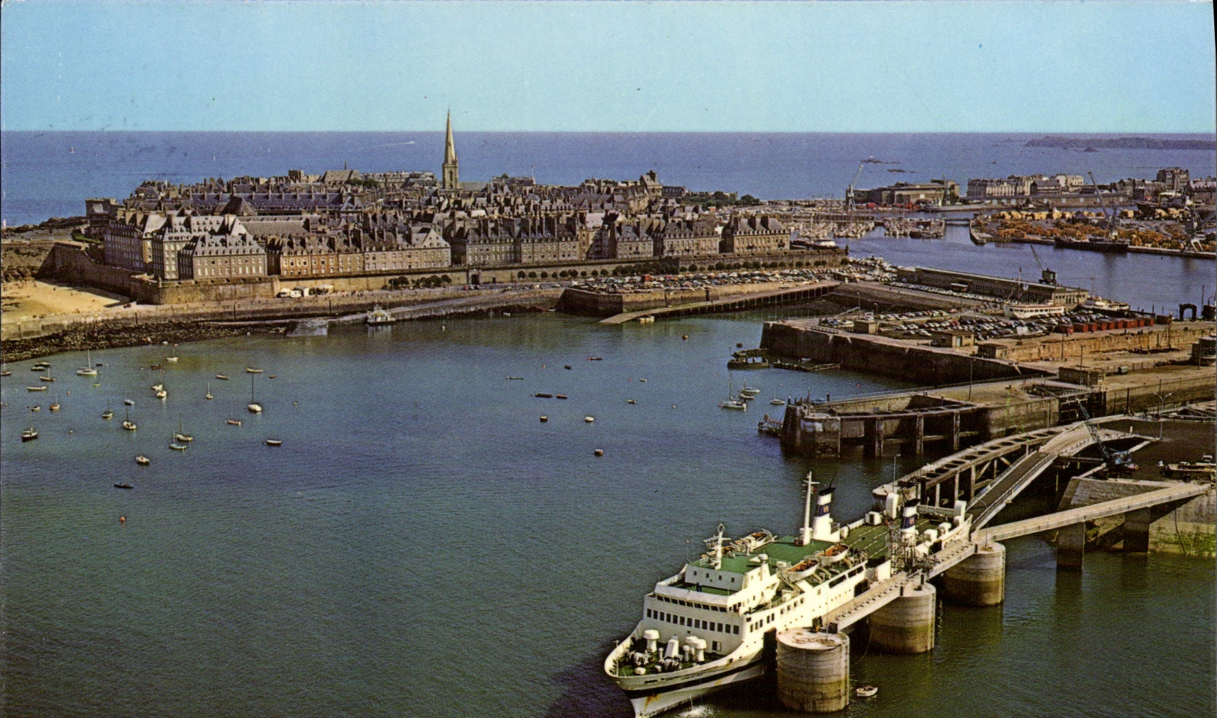 CPM Saint Malo Au Premier Plan a Quai le Car Ferry Plymouth 
