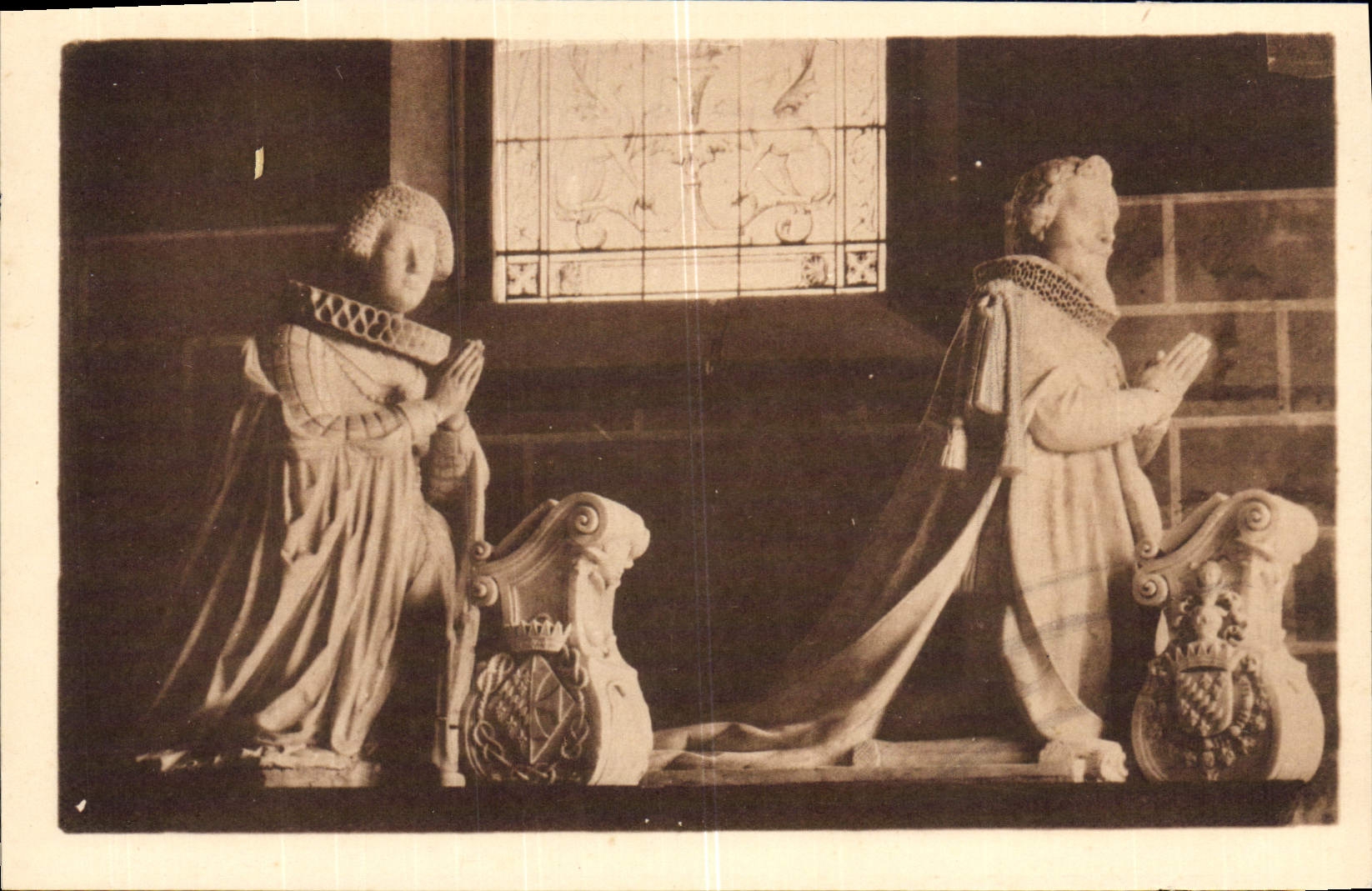 VINTAGE POSTCARD Gizeux Tombs