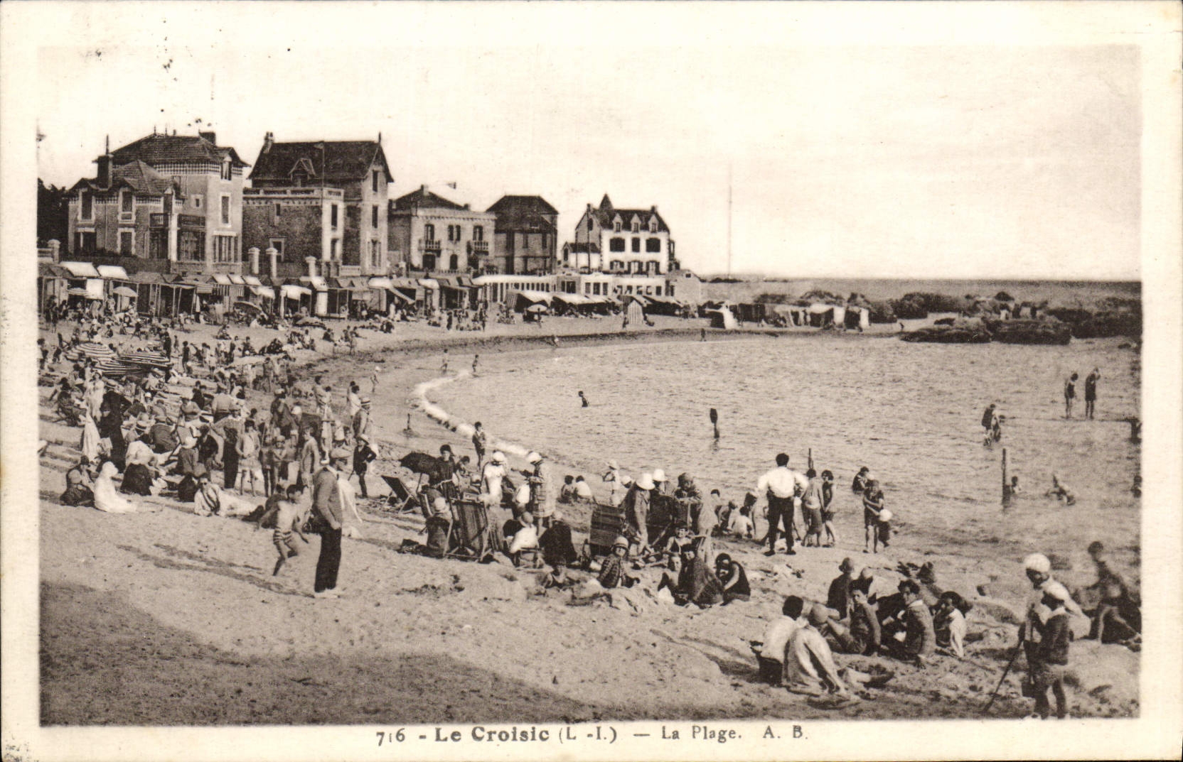 VINTAGE POSTCARD Croisic the Beach