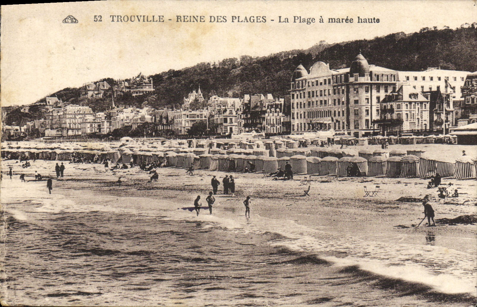 La POSTAL Trouville Reine de la VENDIMIA de las playas la playa tiene alta marea