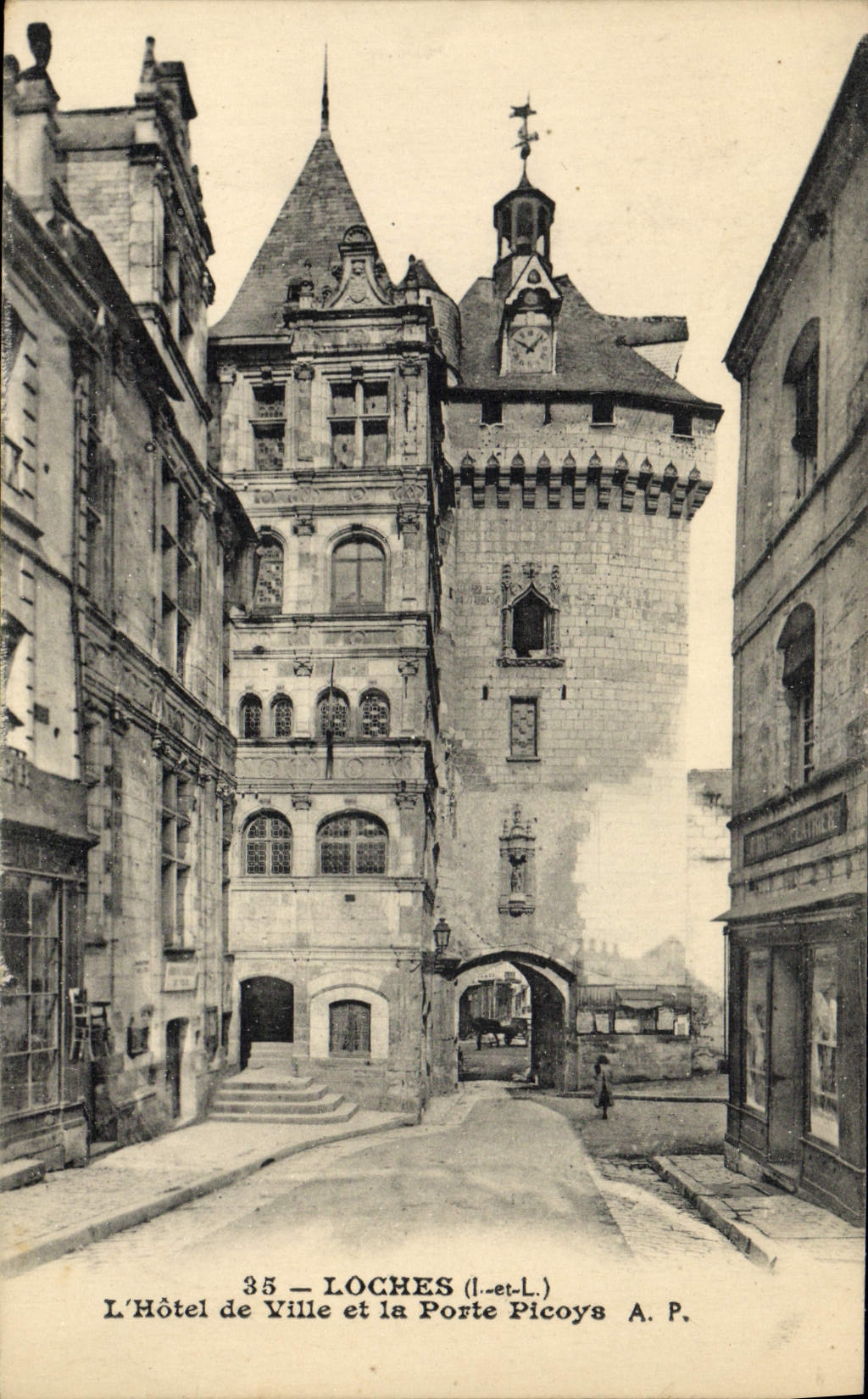 CPA Loches L'Hotel de Ville et la Porte Picoys