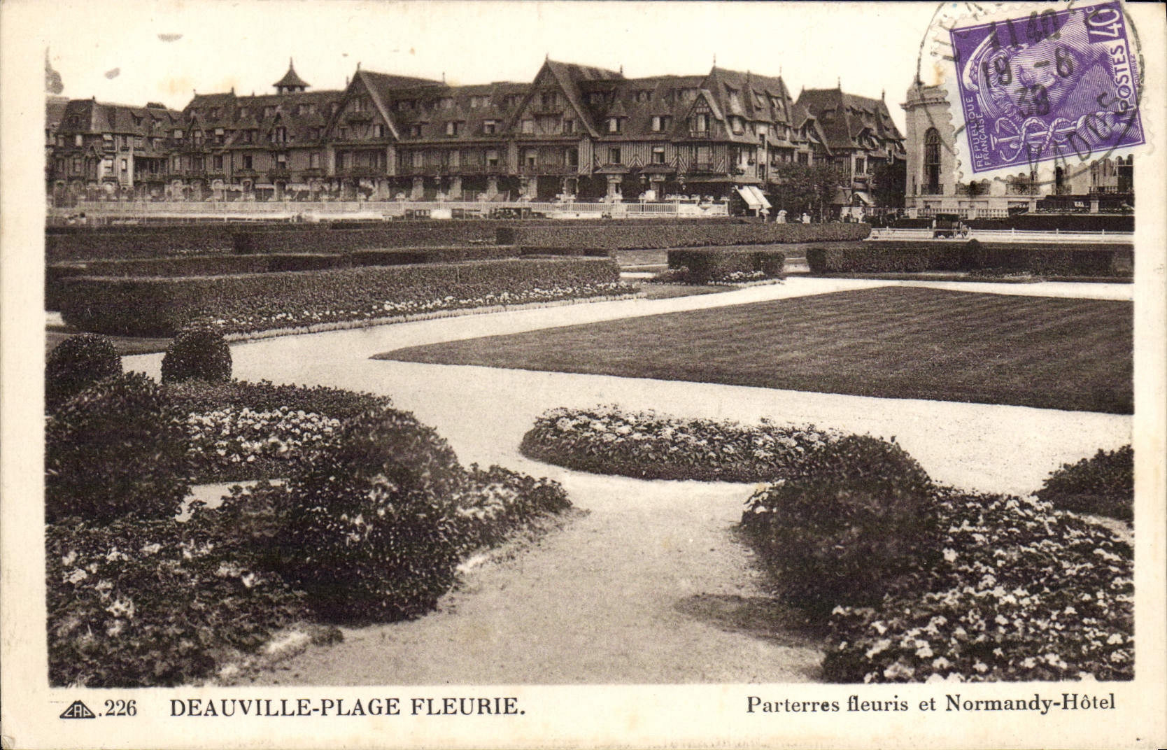 CPA Deauville Plage Fleurie Parterres fleuris et Normandy Hotel