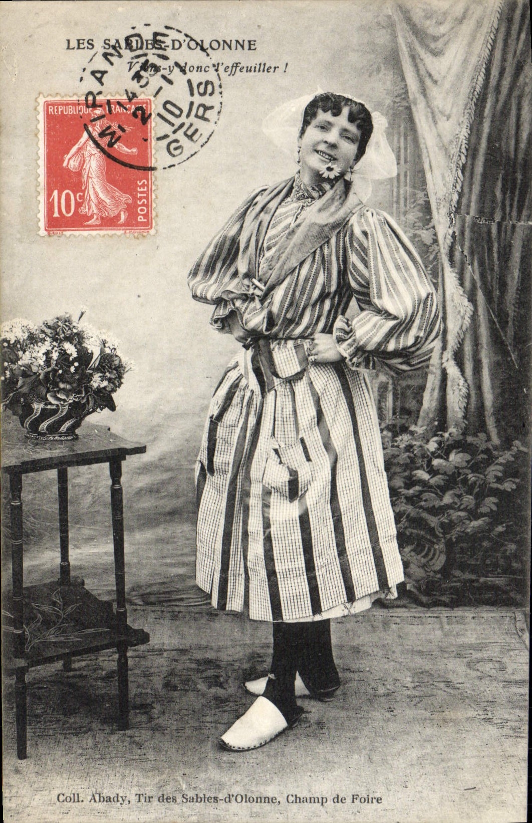 VINTAGE POSTCARD Sables d'Olonne Folklore