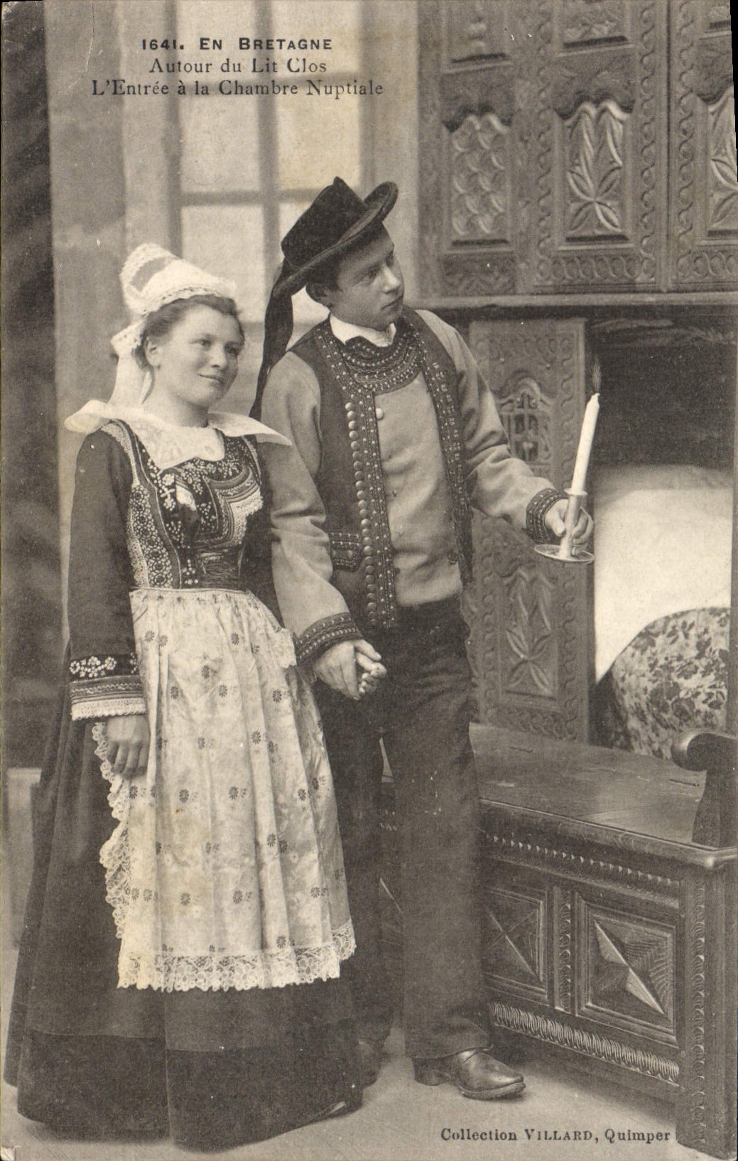 CPA Bretagne Autour du lit clos L'entree a la chambre nuptiale Folklore