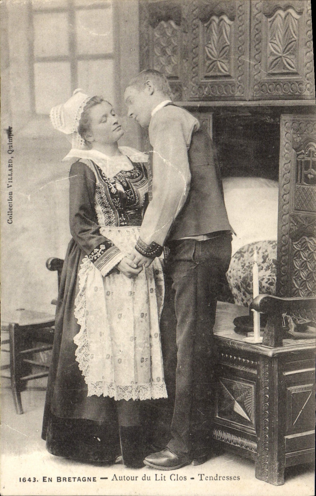 CPA Bretagne Autour du lit clos Tendresses Folklore