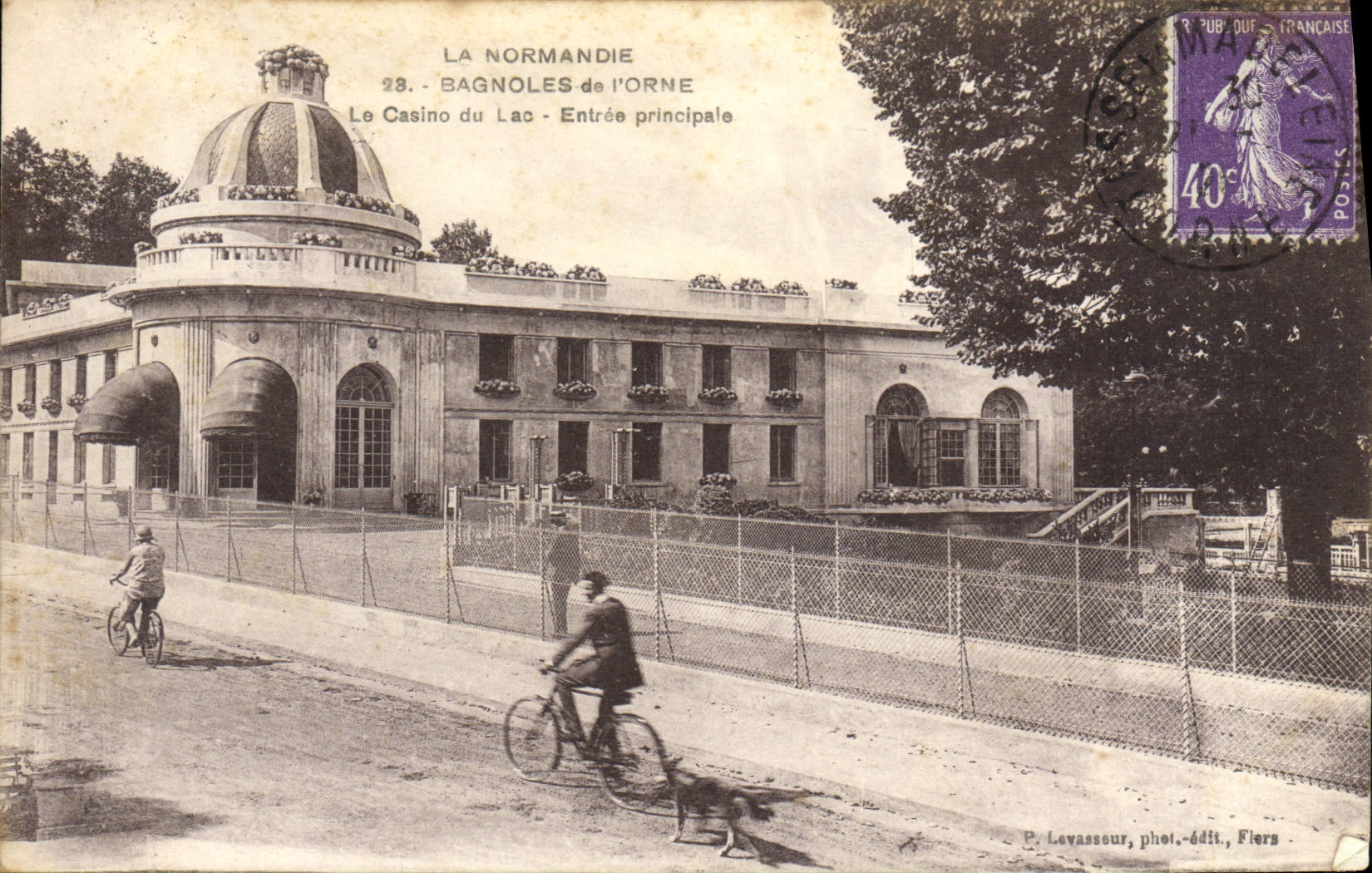 CPA Bagnoles de L'Orne Le Casino du Lac entree principale Velo Cycle Chien 