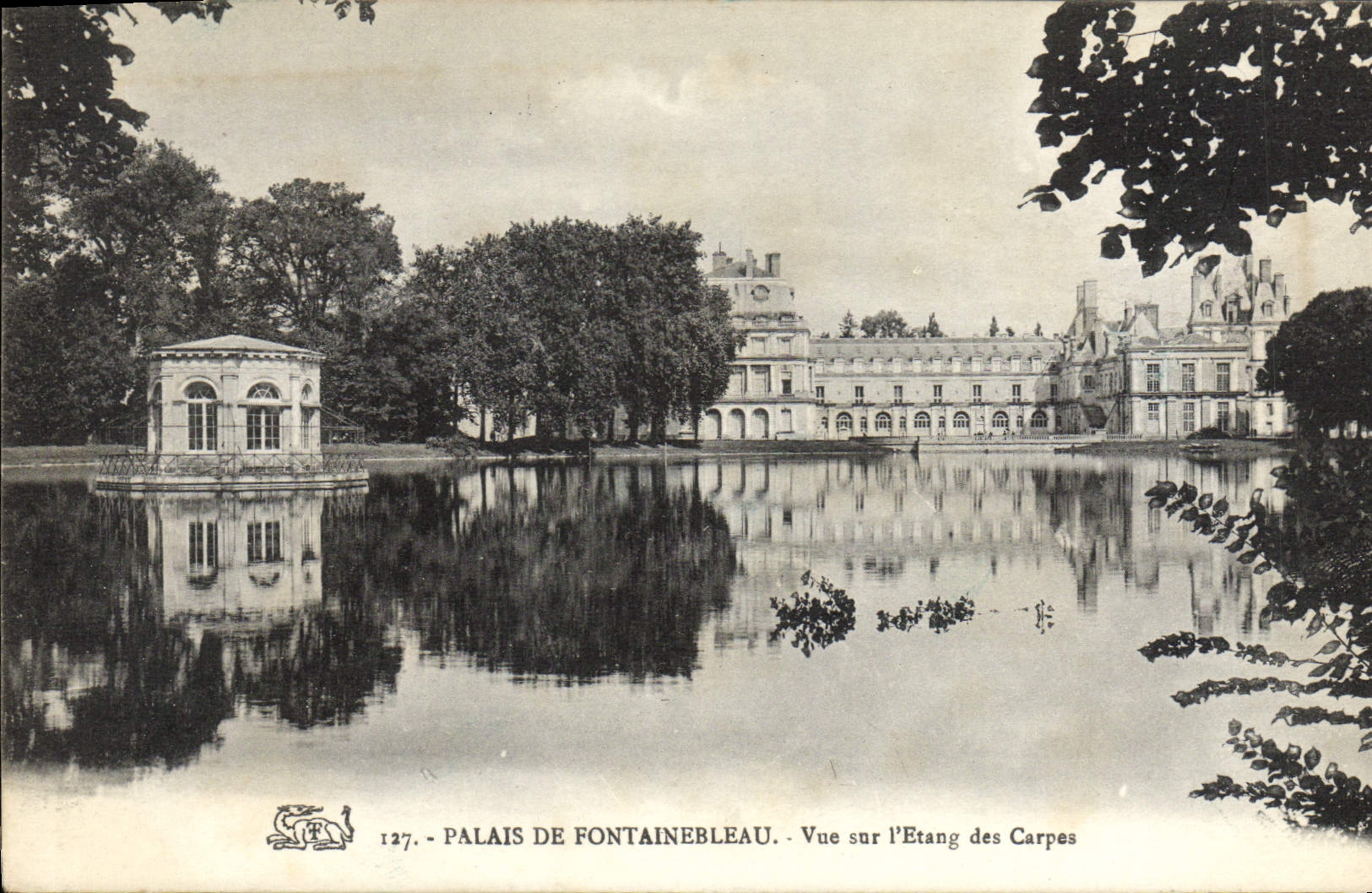 CPA Palais De Fontainebleau Vue Sur I'Etang Des Carpes